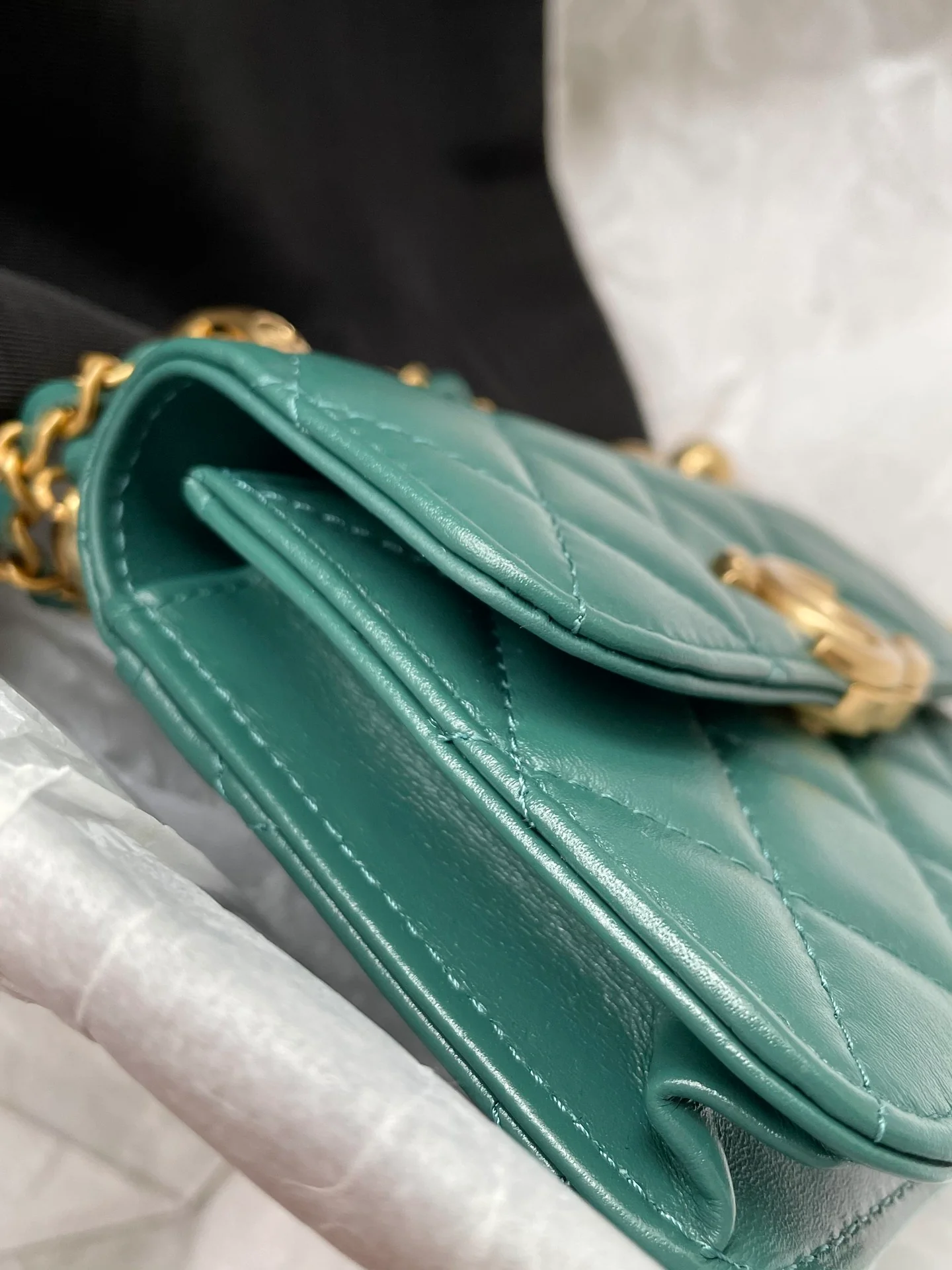 Держатель для карт Chanel с двойной золотой цепочкой и шариками - зеленая кожа.