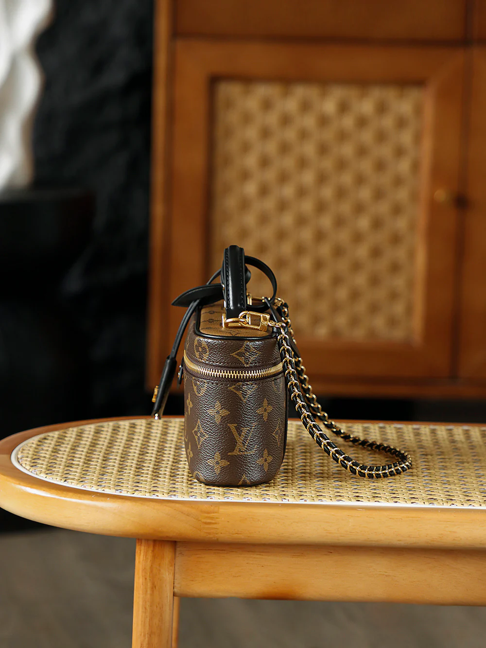 LV-m47125-vanity-chain-pouch handbag-classic monogram