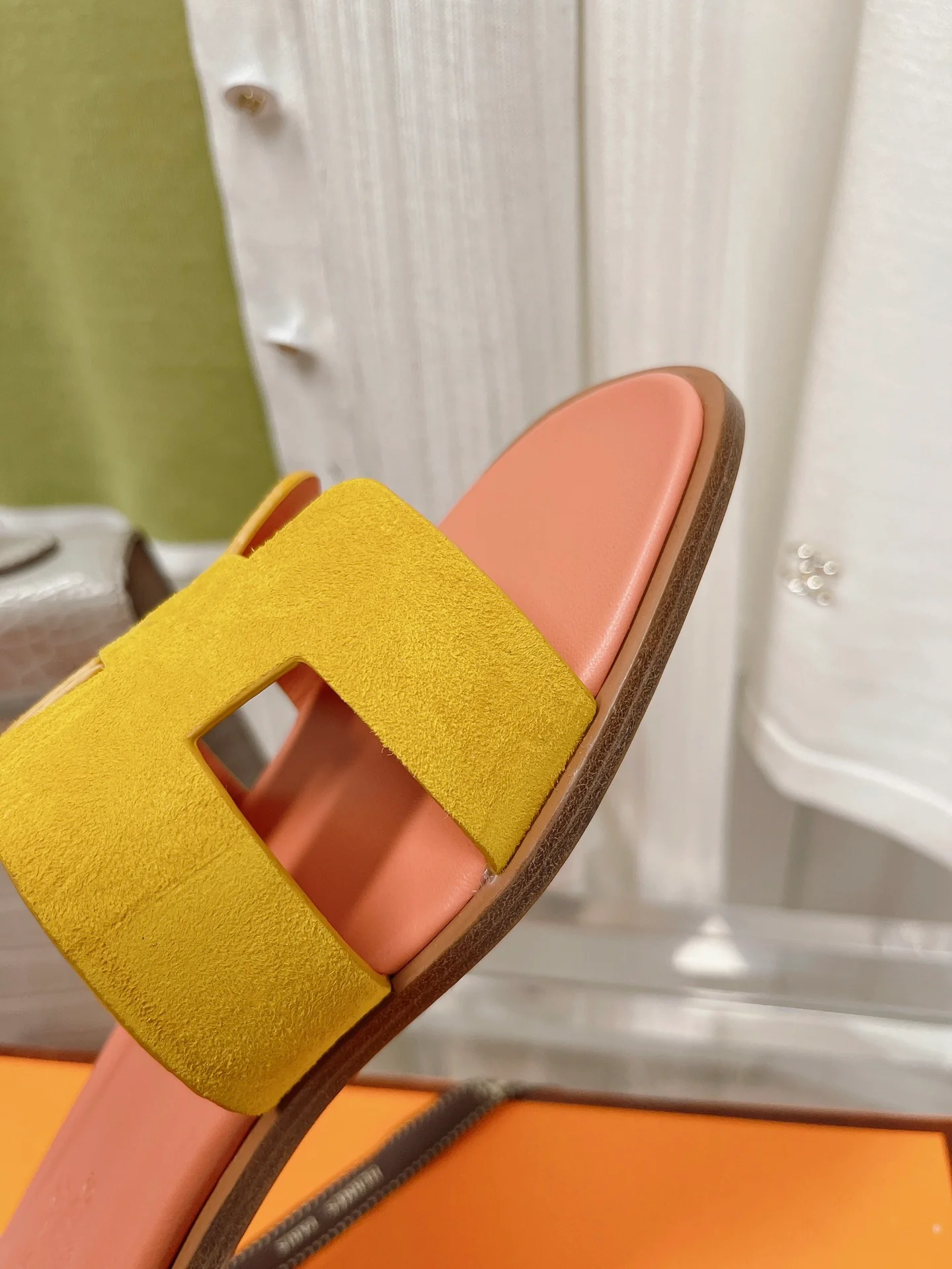 Новинка 2022 года от Hermes - Итальянские тапочки H из оленьих рогов - Розовые и желтые