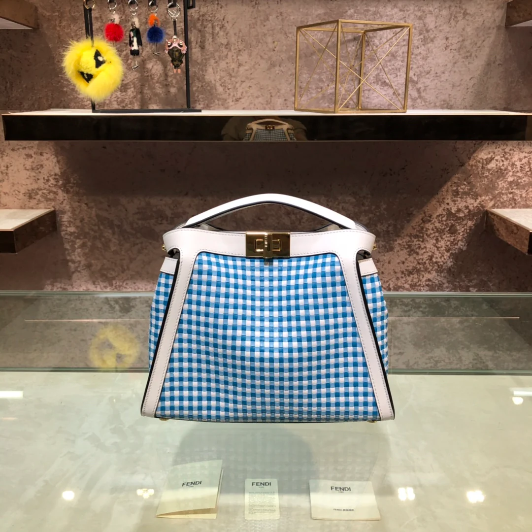 Маленькая кожаная сумка Fendi Peekaboo в синюю клетку