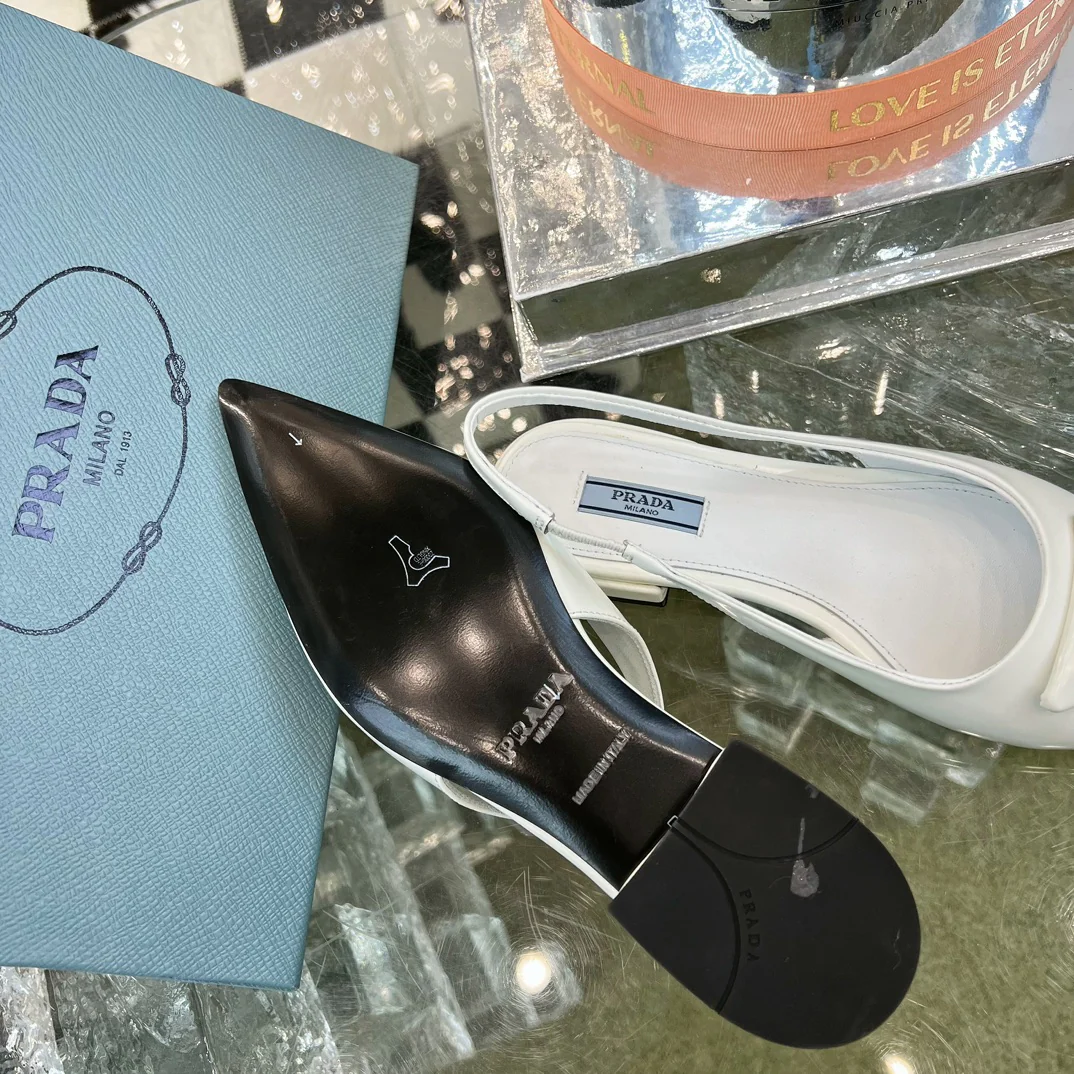 Новинка сезона весна/лето 2023 от Prada - Мюли-балетки с острым носком - Белые