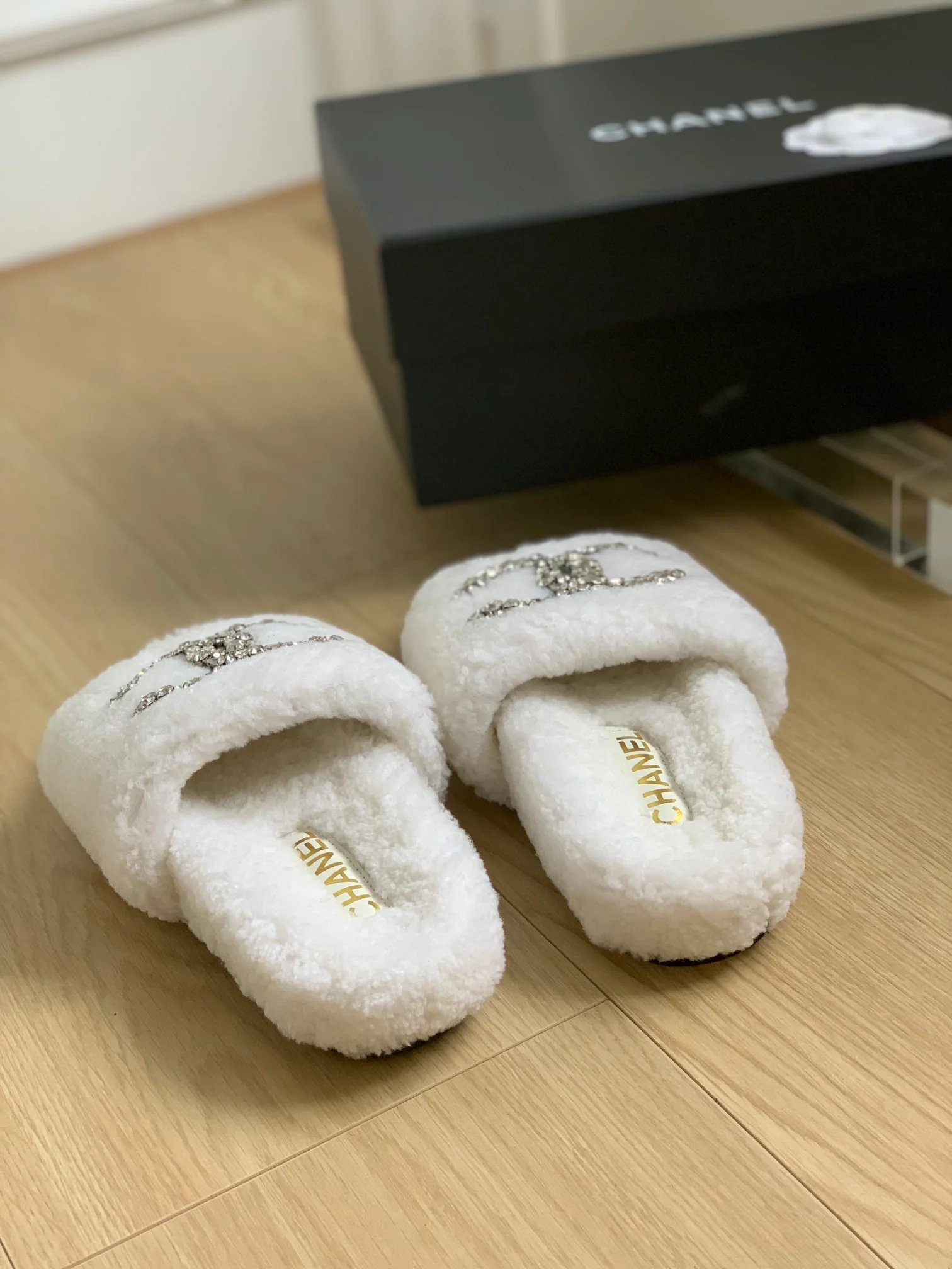 Новинка сезона осень/зима 2023 от Chanel - Домашние тапочки из овечьей шерсти с резиновой подошвой - Белые