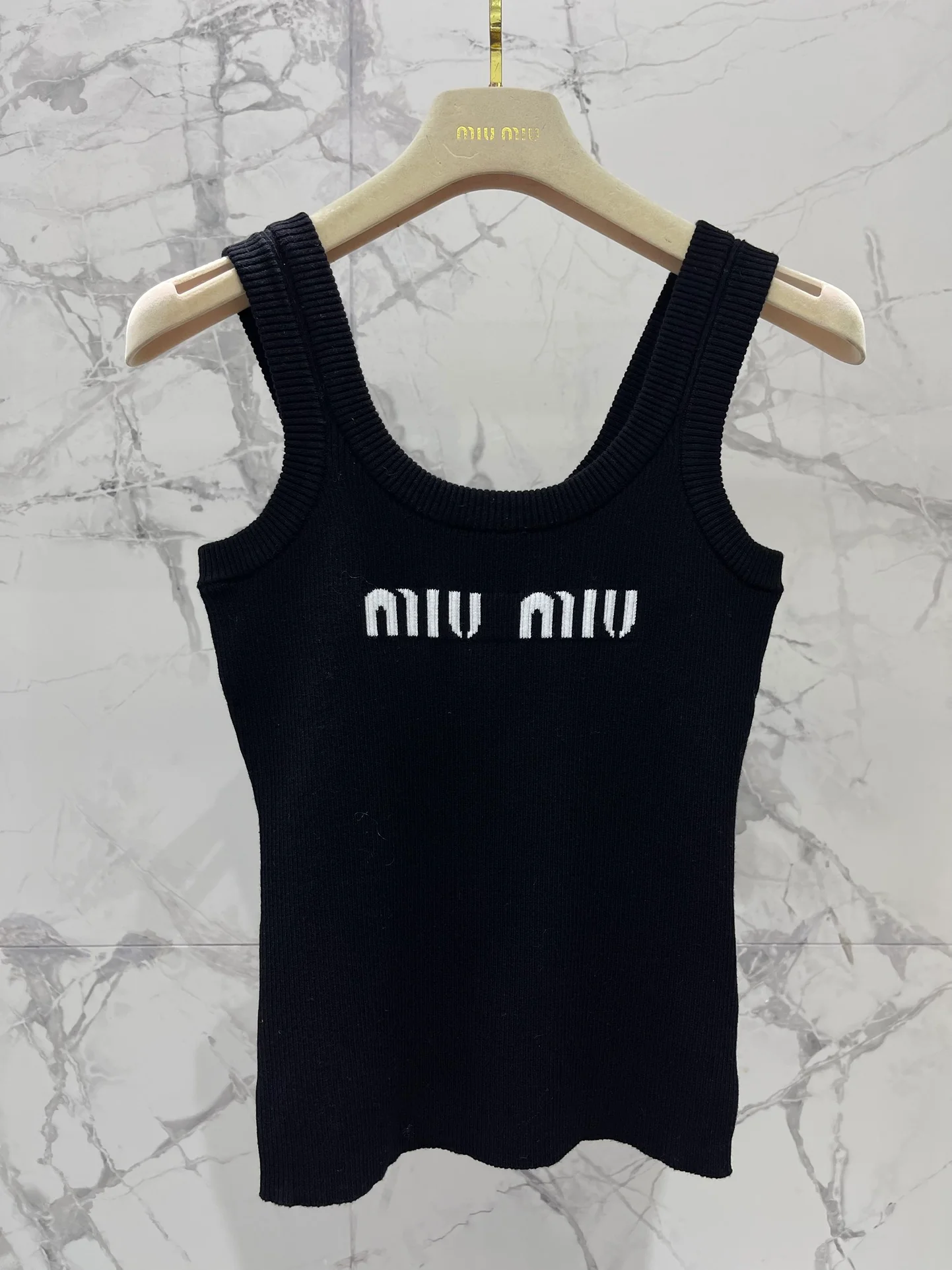 Miu Miu - Летняя новинка 2404-24: Элегантный вязаный жилет с U-образным вырезом - Черный