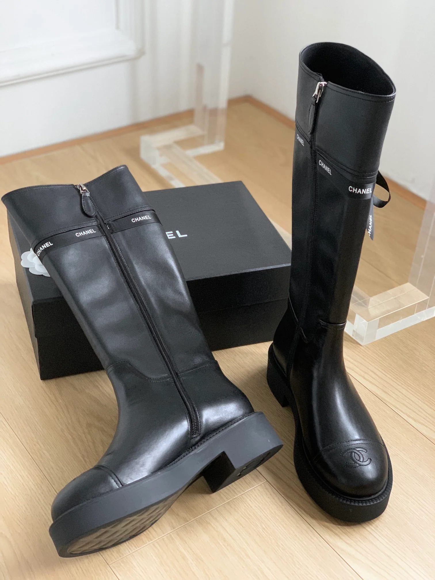 Новинка сезона осень/зима 2023 от Chanel - Коллекция сапог с лентами - Высокие сапоги - Черные