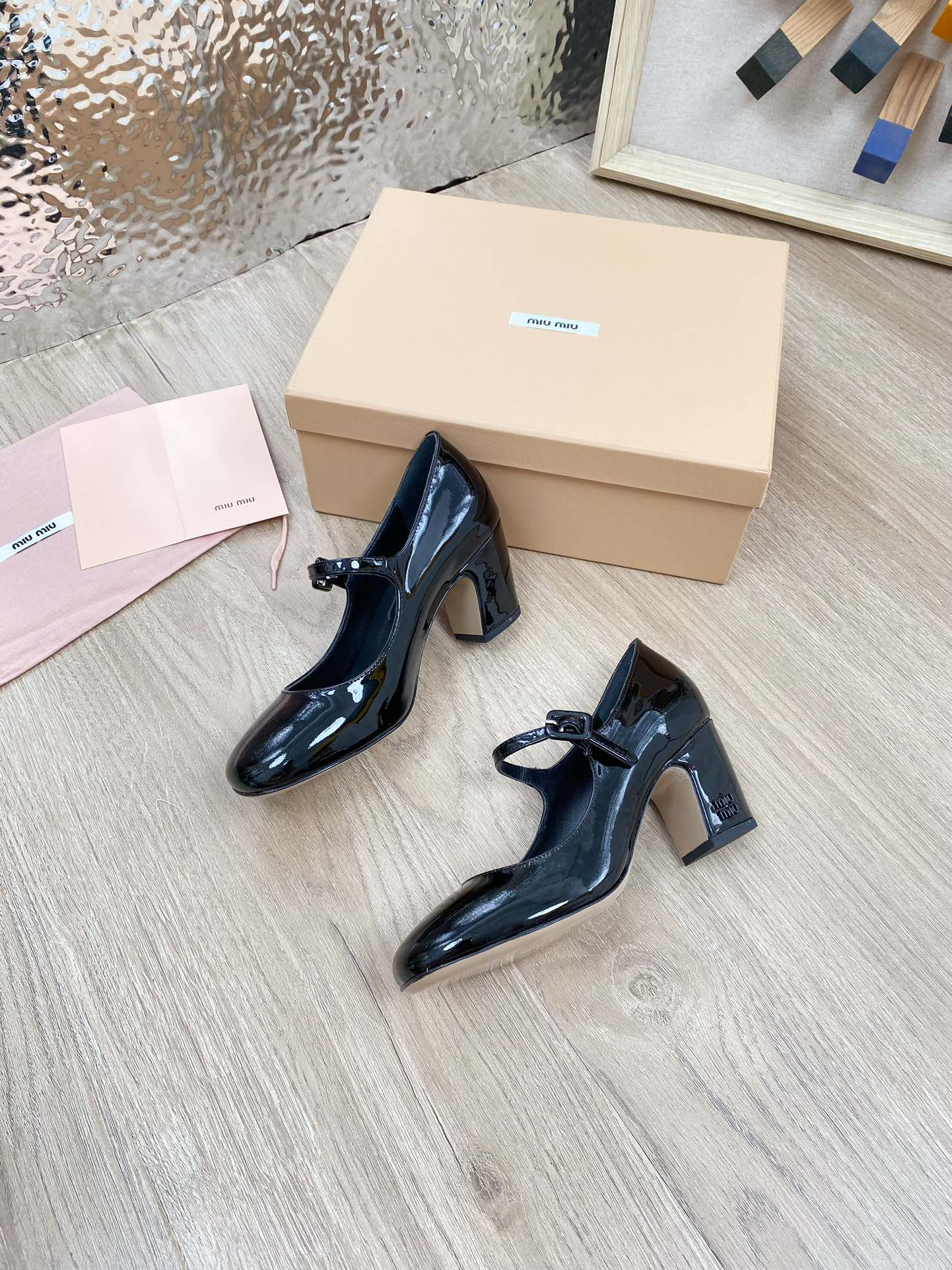 Новинка весны 2023 года от Miu Miu - Туфли на массивном каблуке Greta из лакированной кожи - Черные