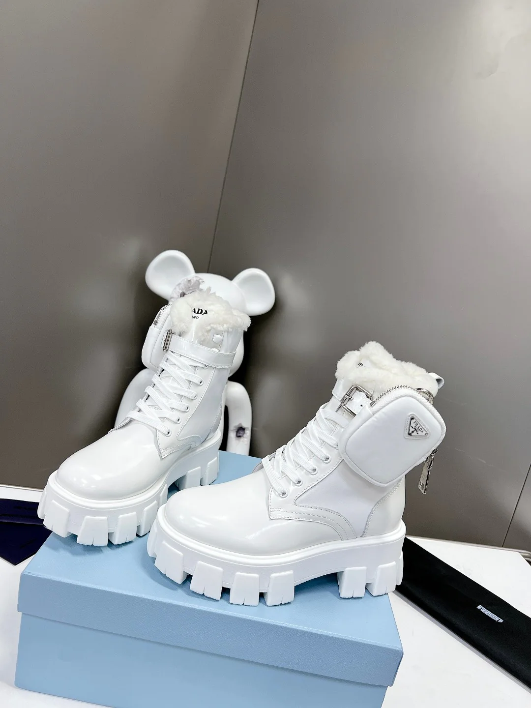 Chanel - Новинка ранней весны 2022 года - Высокие повседневные туфли с зубчатым ремешком - Белые