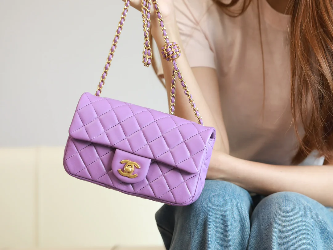 Chanel 2022, последняя модель сумки Golden Globe Square Fat Flap Bag.