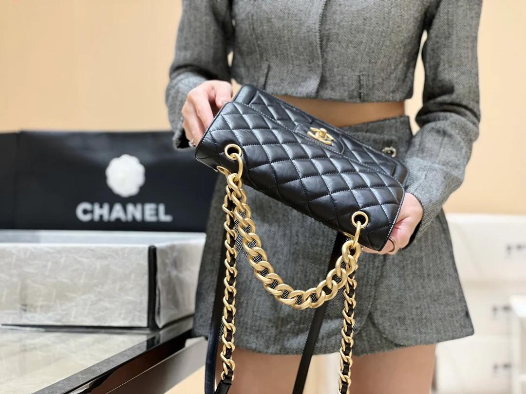 Новинка сезона весна/лето 2023 от Chanel - винтажный кожаный рюкзак на двоих - фотографии в действии.