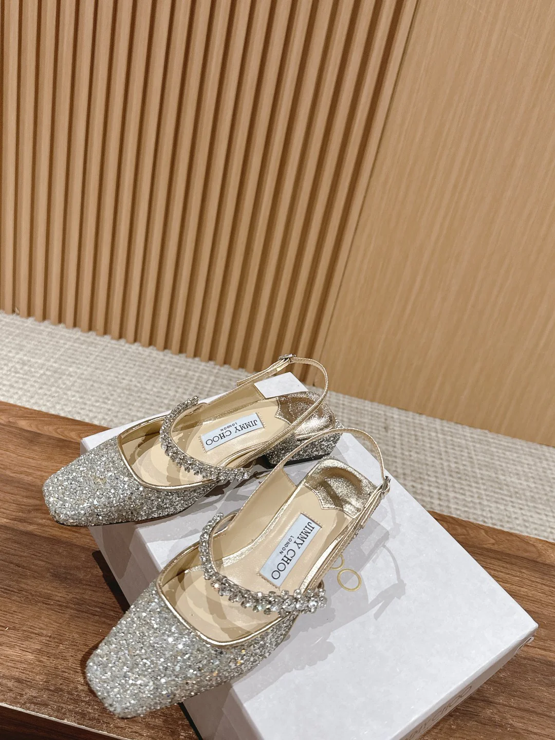 Сандалии Jimmy Mary Jane с цепочкой из кристаллов на пятке - серебристые