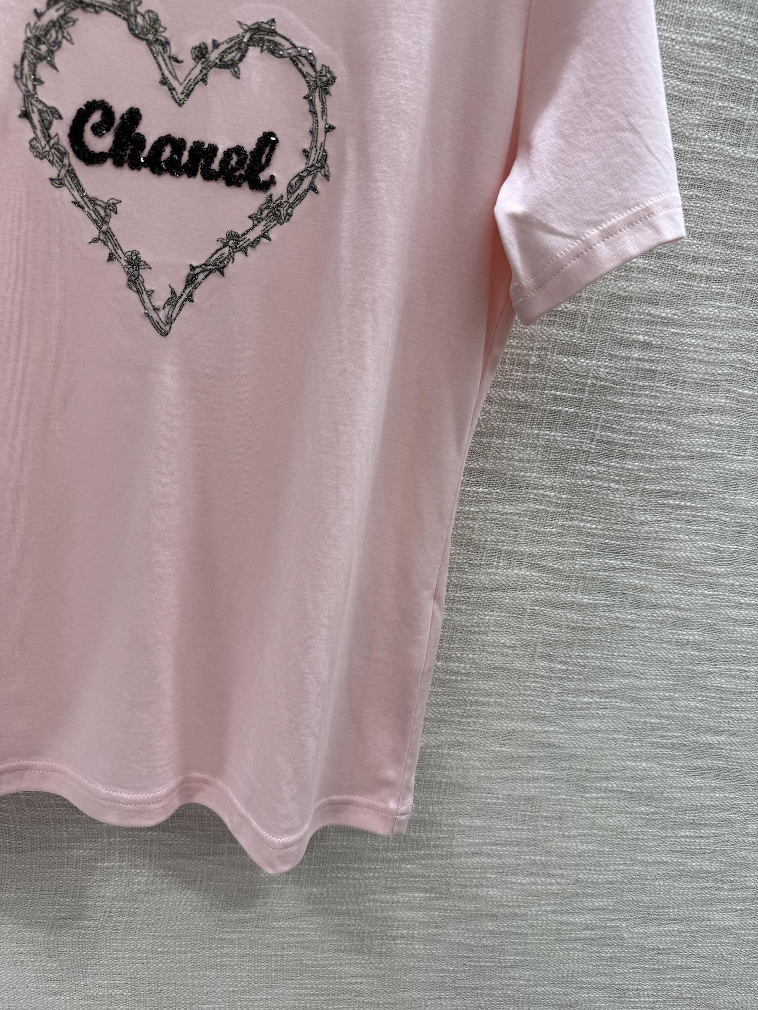 Футболка Celine 2403 с вышитыми сердечками и буквами - розовая