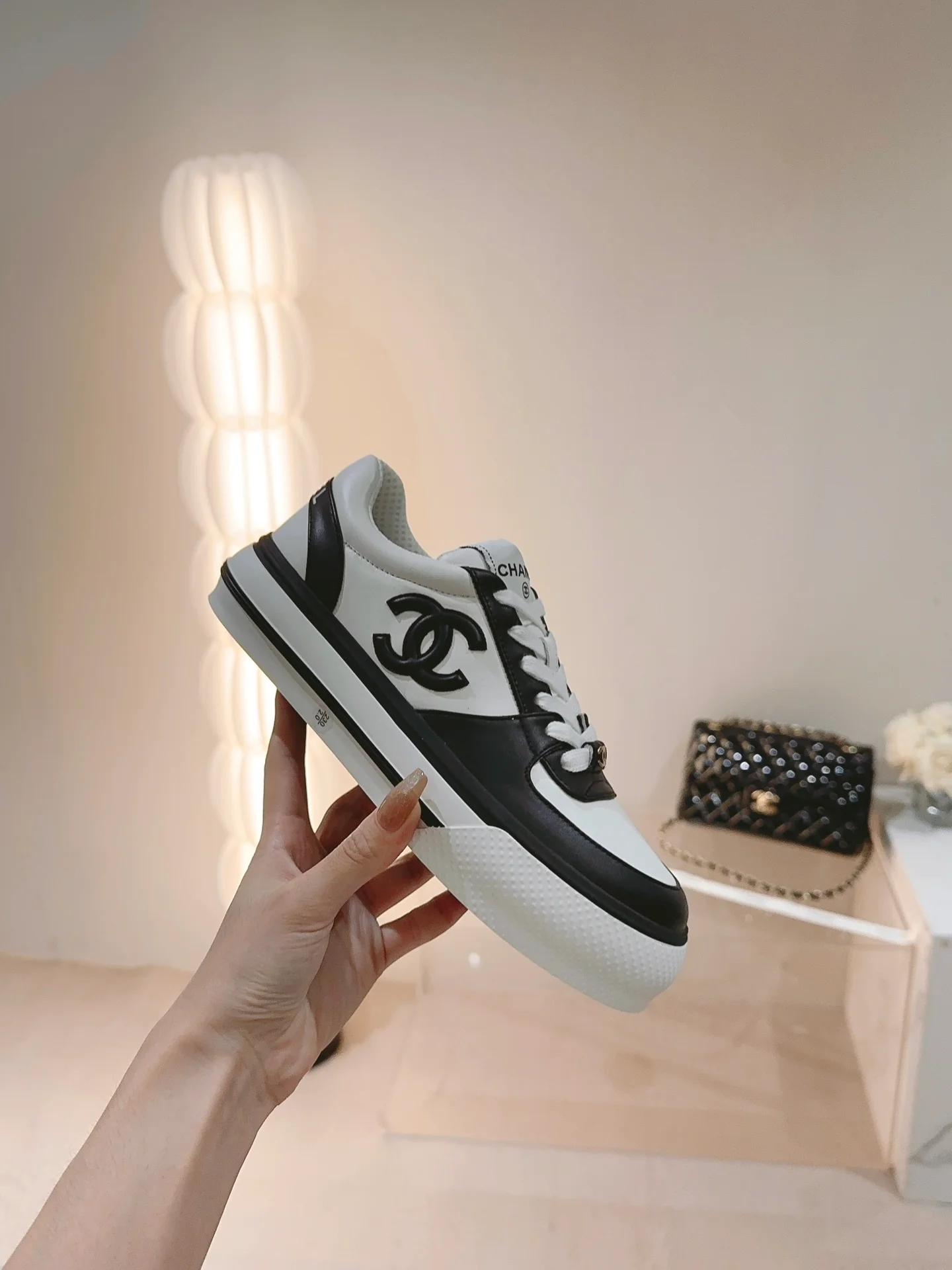 Новые поступления коллекции Chanel весна/лето 2023 - Кроссовки - Повседневные кроссовки - Черно-белые