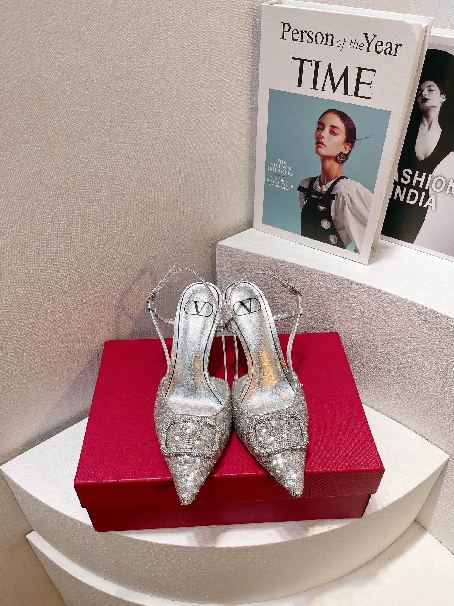 Новинка с официального сайта Valentino 2023 — глянцевые босоножки на низком каблуке с острым носком — 8 см — серебристые.