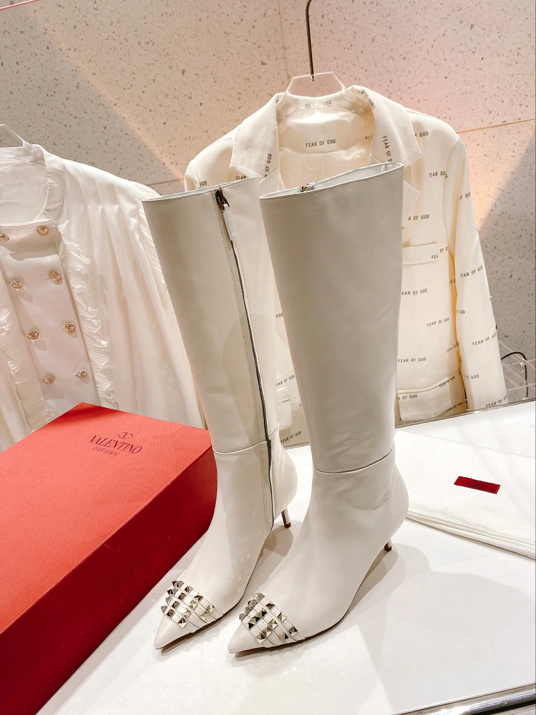 Сапоги-шпильки Valentino с заклепками - белые