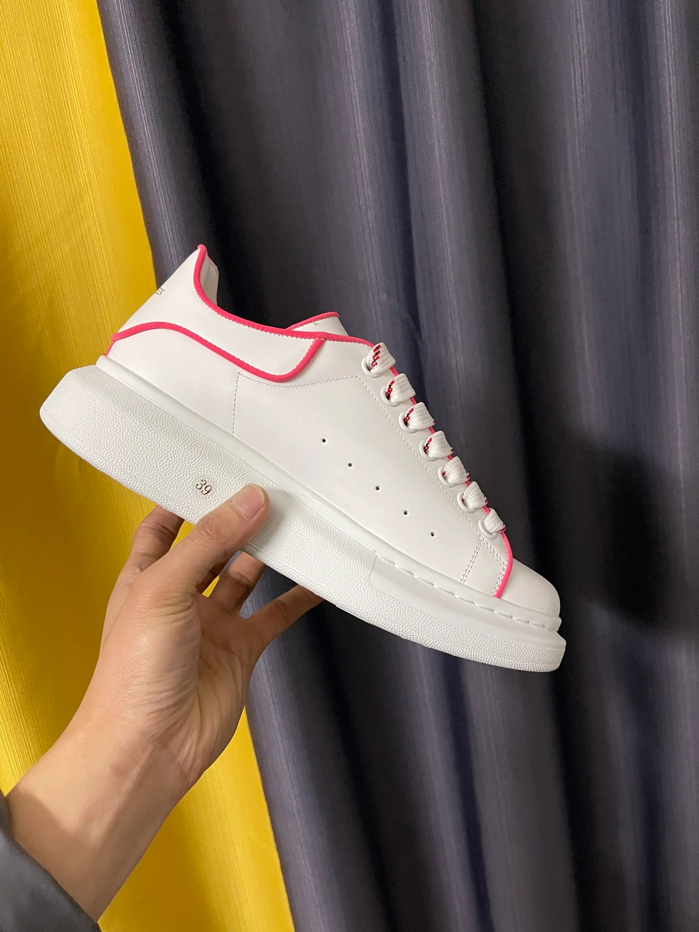 Классические белые кроссовки McQueen - унисекс - светоотражающие, розово-красные (3M).