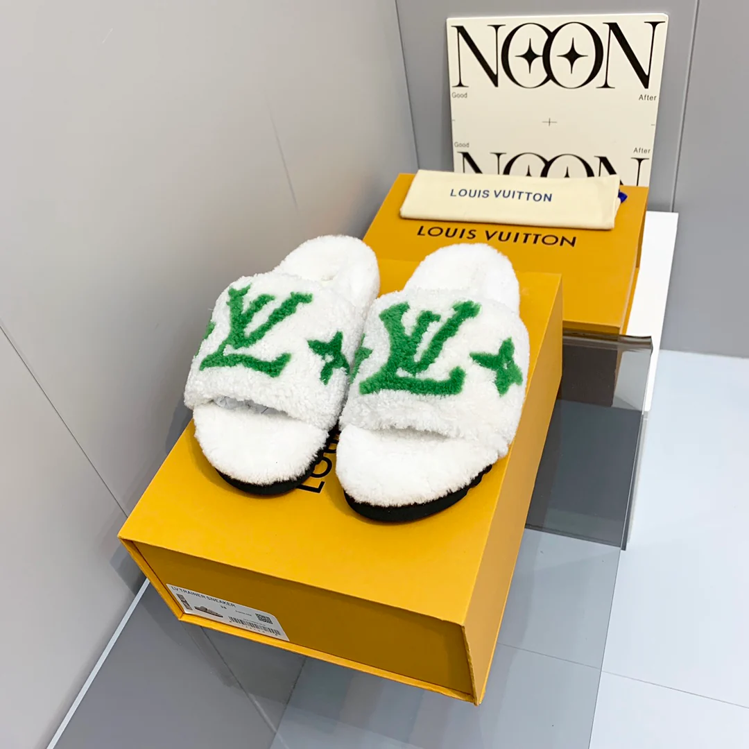 Новинка ранней весны 2022 года от LV — Пушистые тапочки — Белые и зеленые