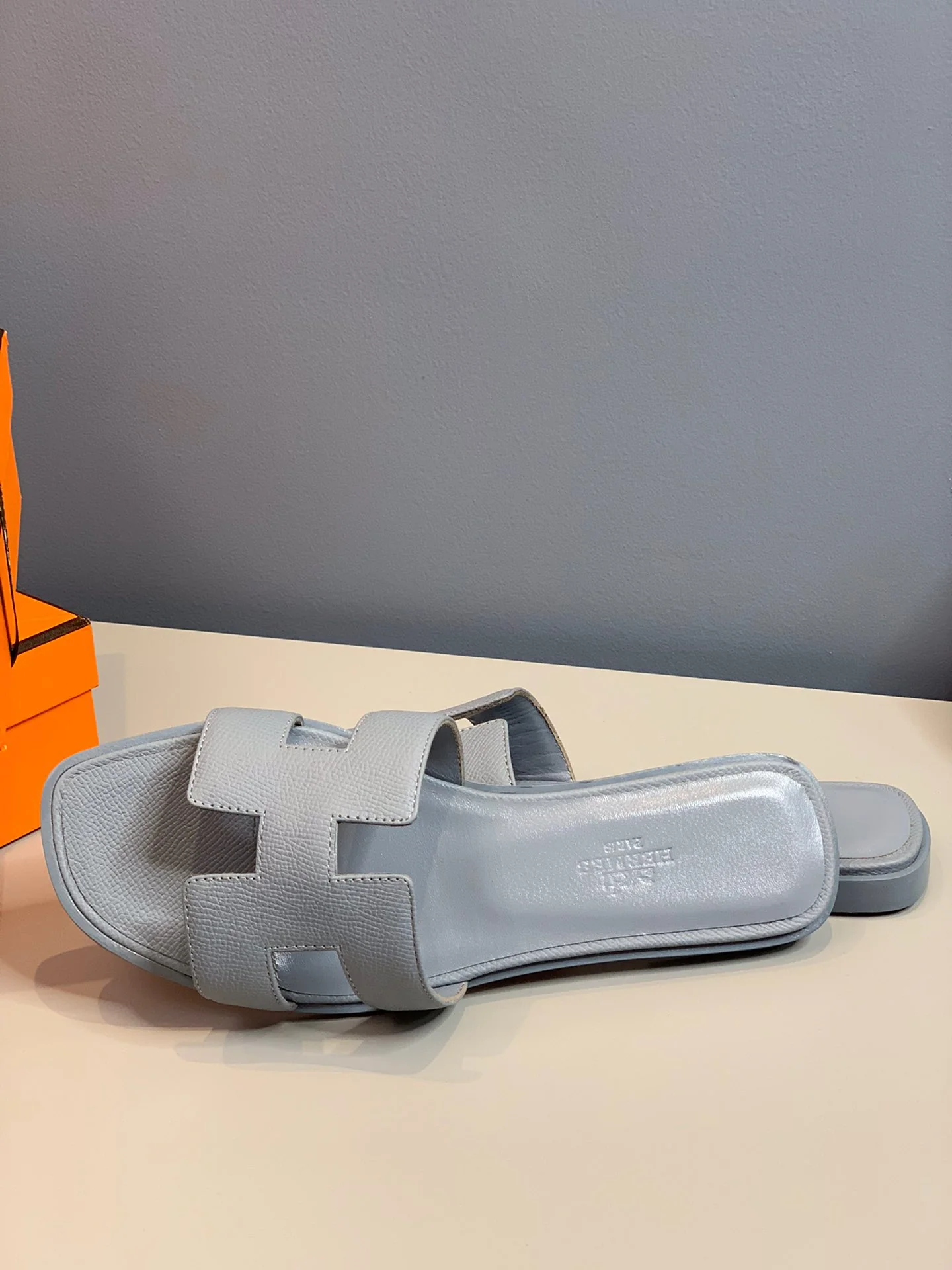 Новинка 2022 года от Hermes - Тапочки с отпечатком руки в форме буквы H - Серые