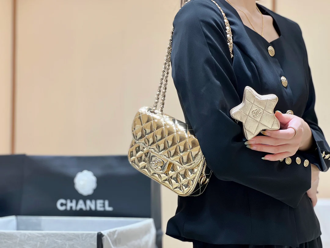 Весенняя коллекция Chanel 24c - Золотой кошелек для монет со звездным узором