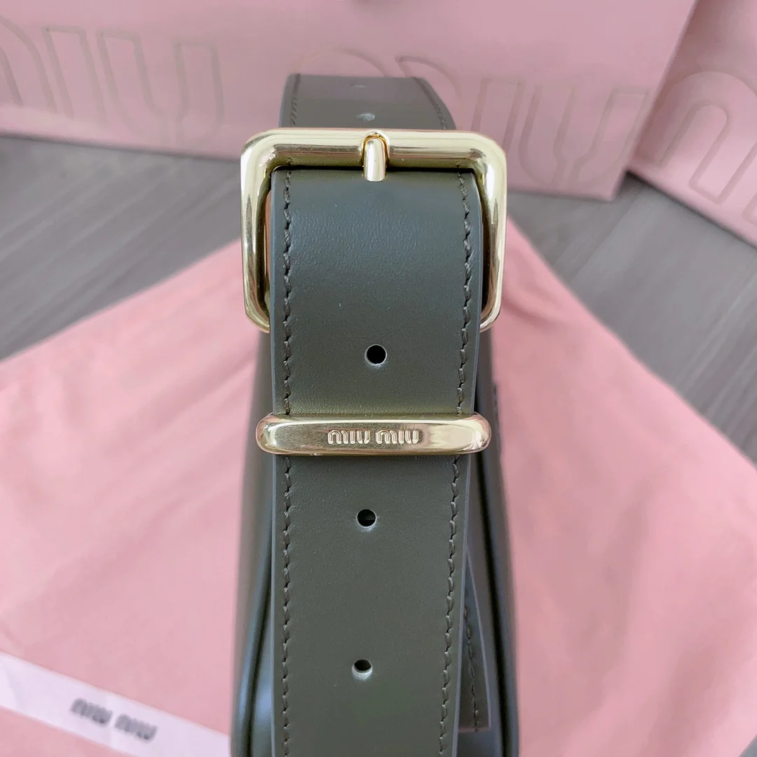 Сумка-боулинг Miu Miu через плечо - шедевр