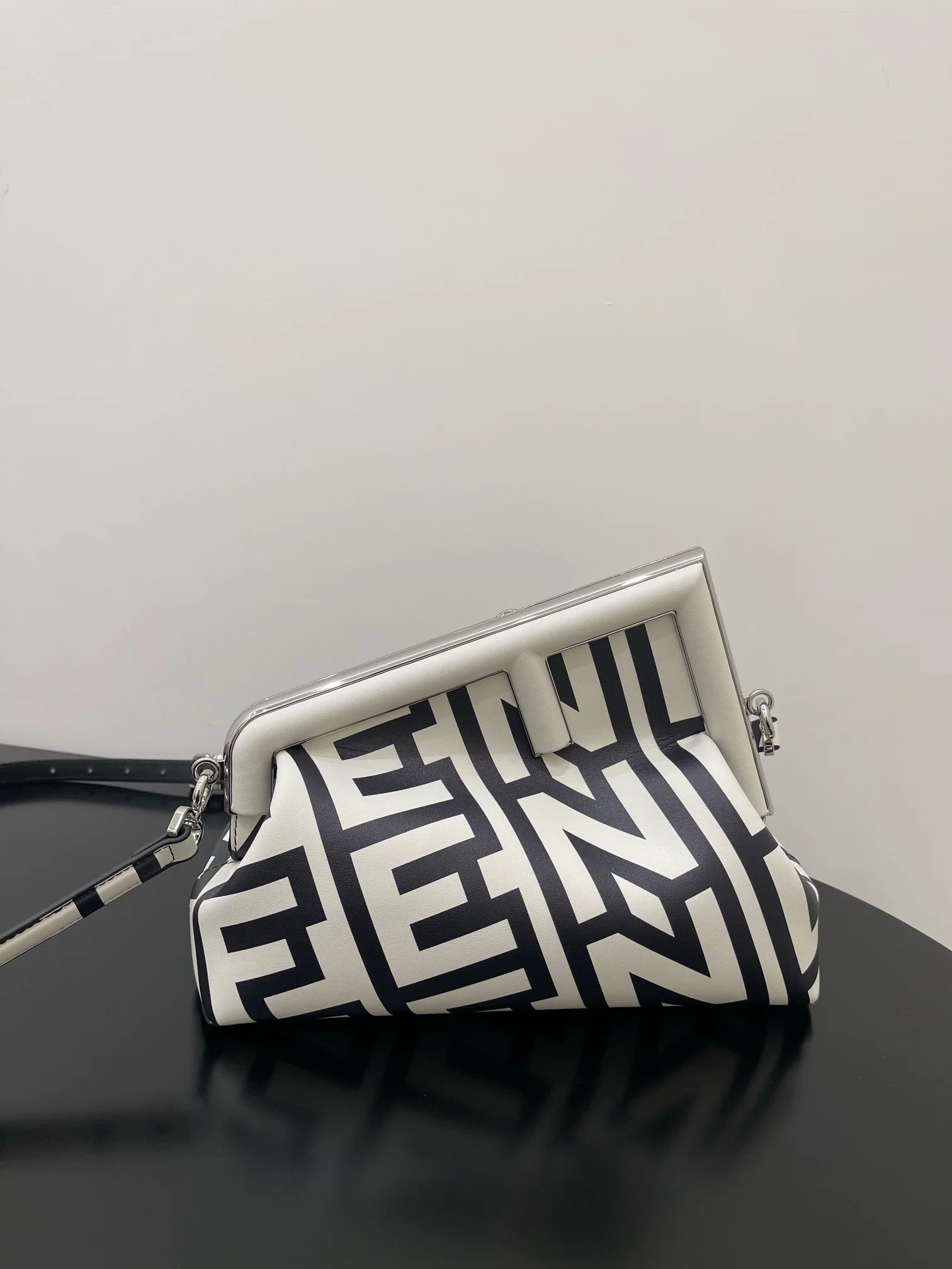Сумка Fendi First Handbag - Маленькая - Черно-белая коллаборация