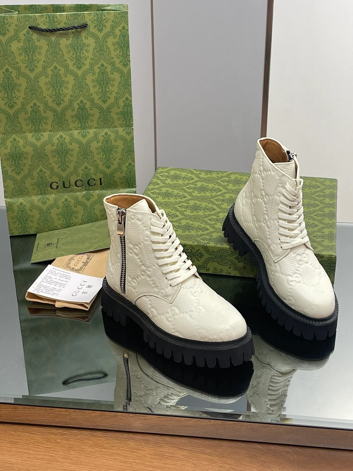 Новинка сезона осень/зима 2023 — Ботильоны Gucci с тиснением Double G — Белые