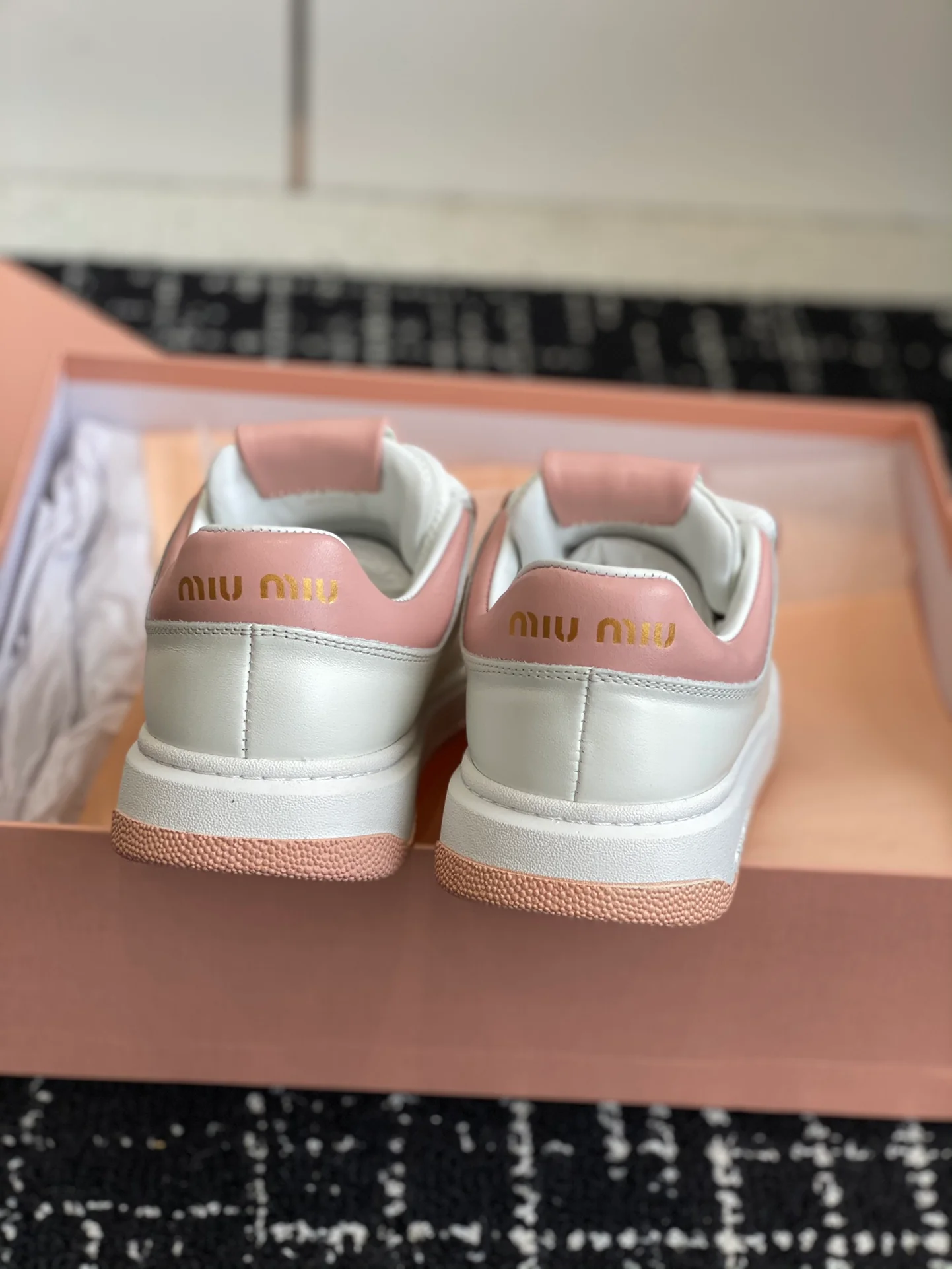 Кроссовки Miu Miu в стиле ретро с эффектом потертости - Повседневные кроссовки - Розовые