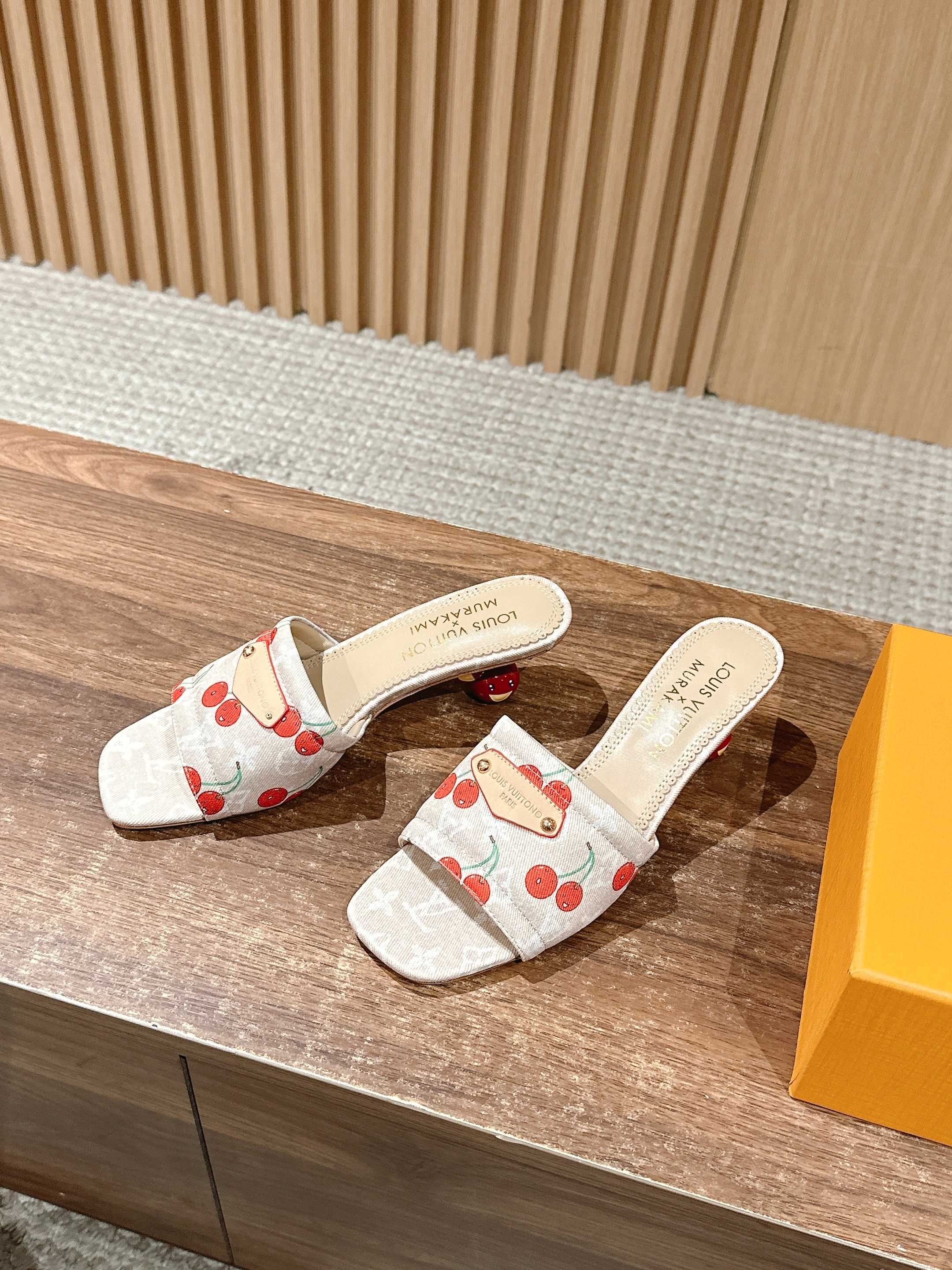 LV - Коллекция Такаши Мураками в стиле ретро - Сандалии на низком каблуке - Абрикосовый цвет