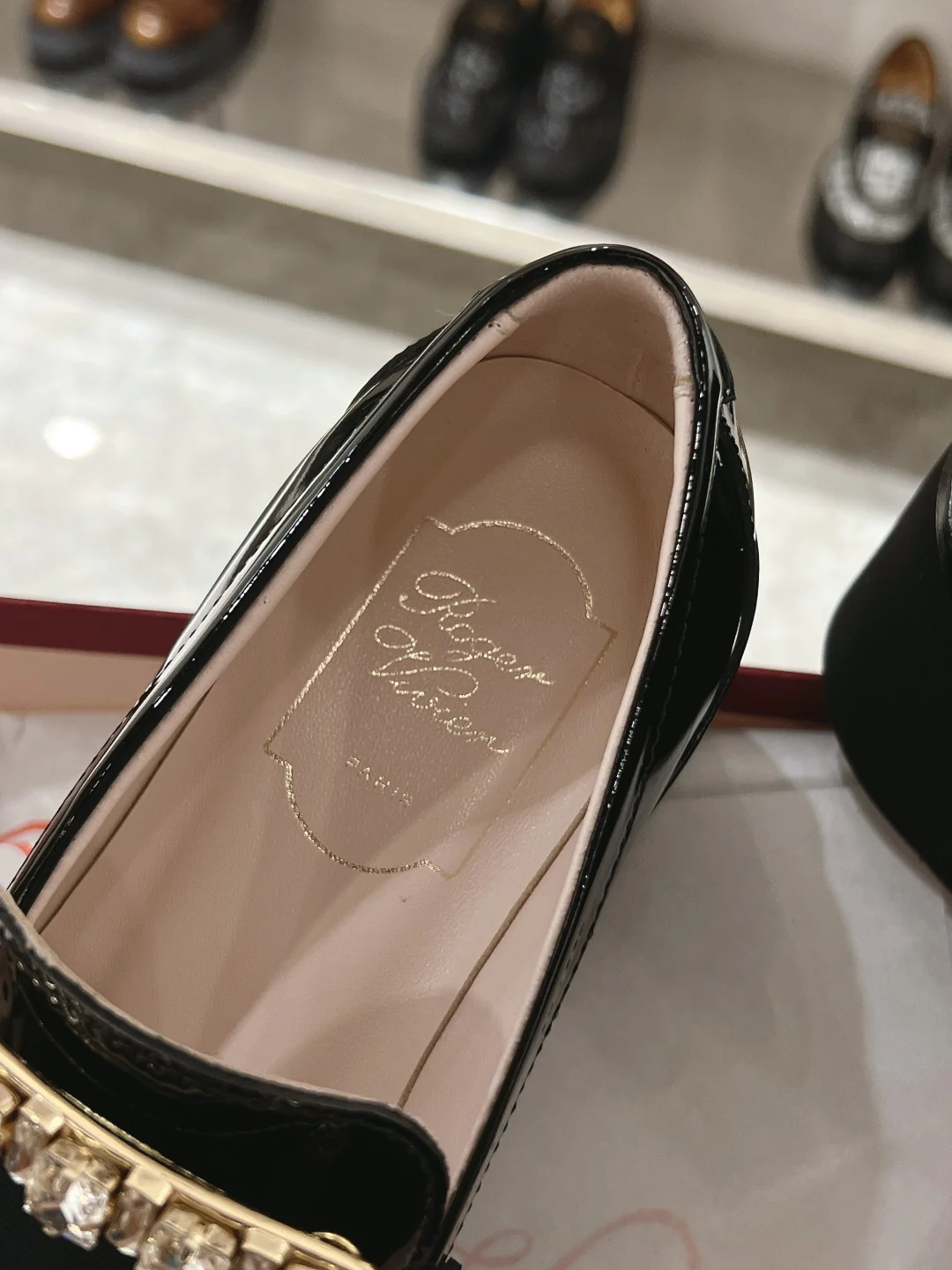 Лоферы RV-2024 с пряжкой и стразами - черные