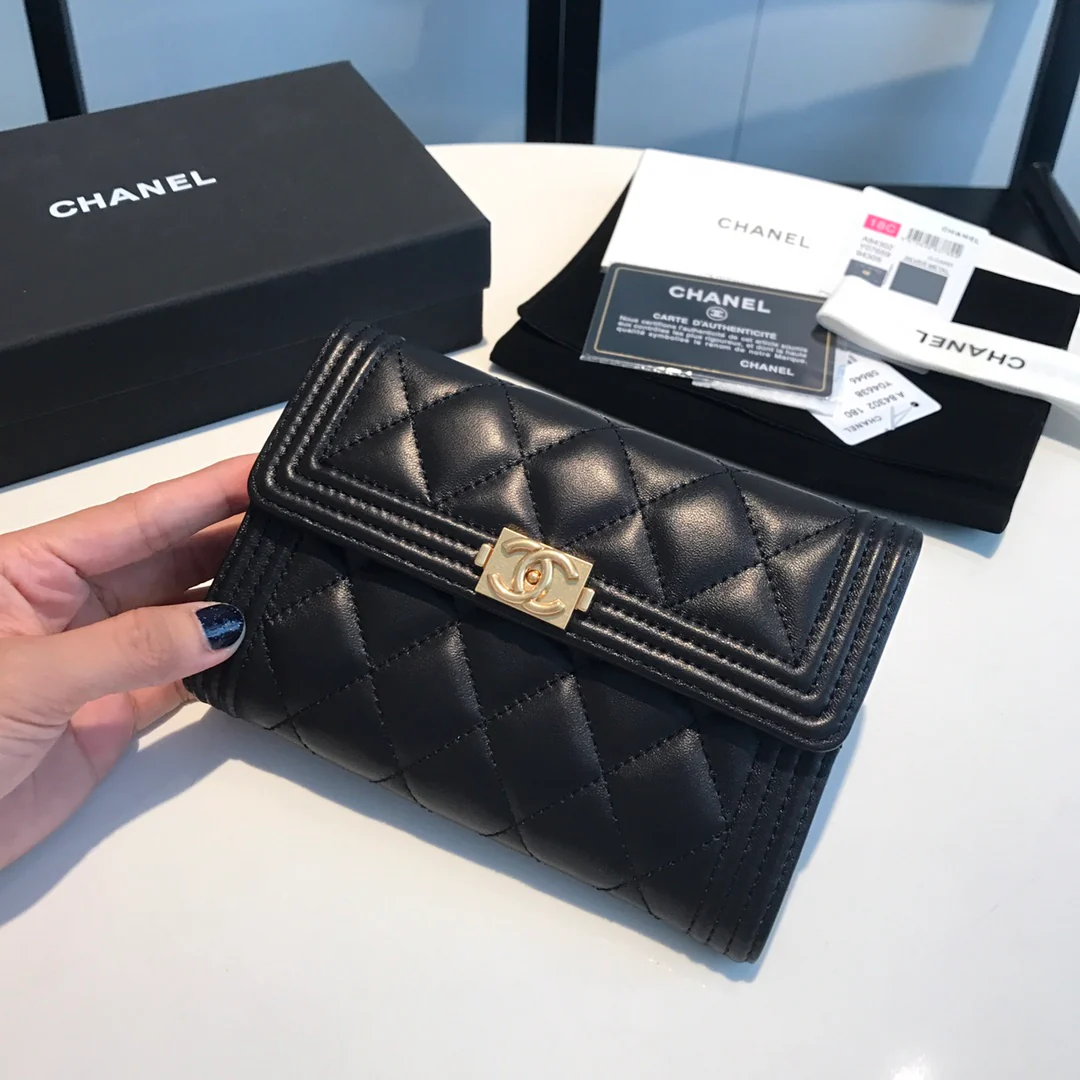 Чехол Chanel Le Boy Tri-fold Frame - из черной овечьей кожи с золотой пряжкой.