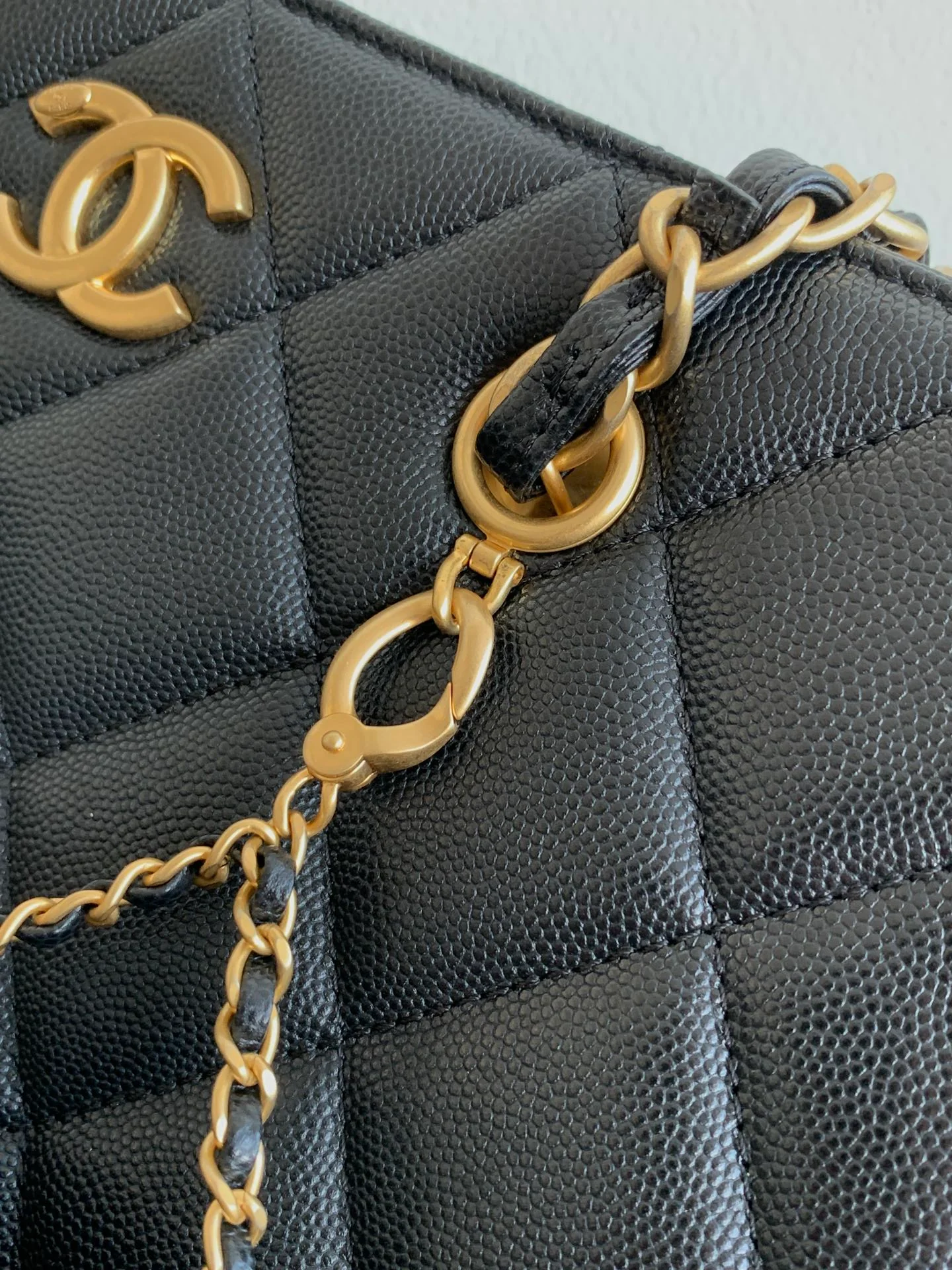 Сумка-тоут Chanel Two-in-One Letter Tote Bag - черная