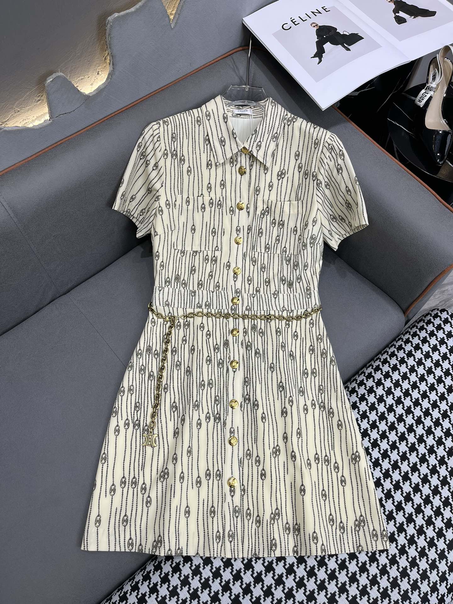 Celine 2403 - Новое платье с цепочным принтом в виде Триумфальной арки и отложным воротником - бледно-желтого цвета