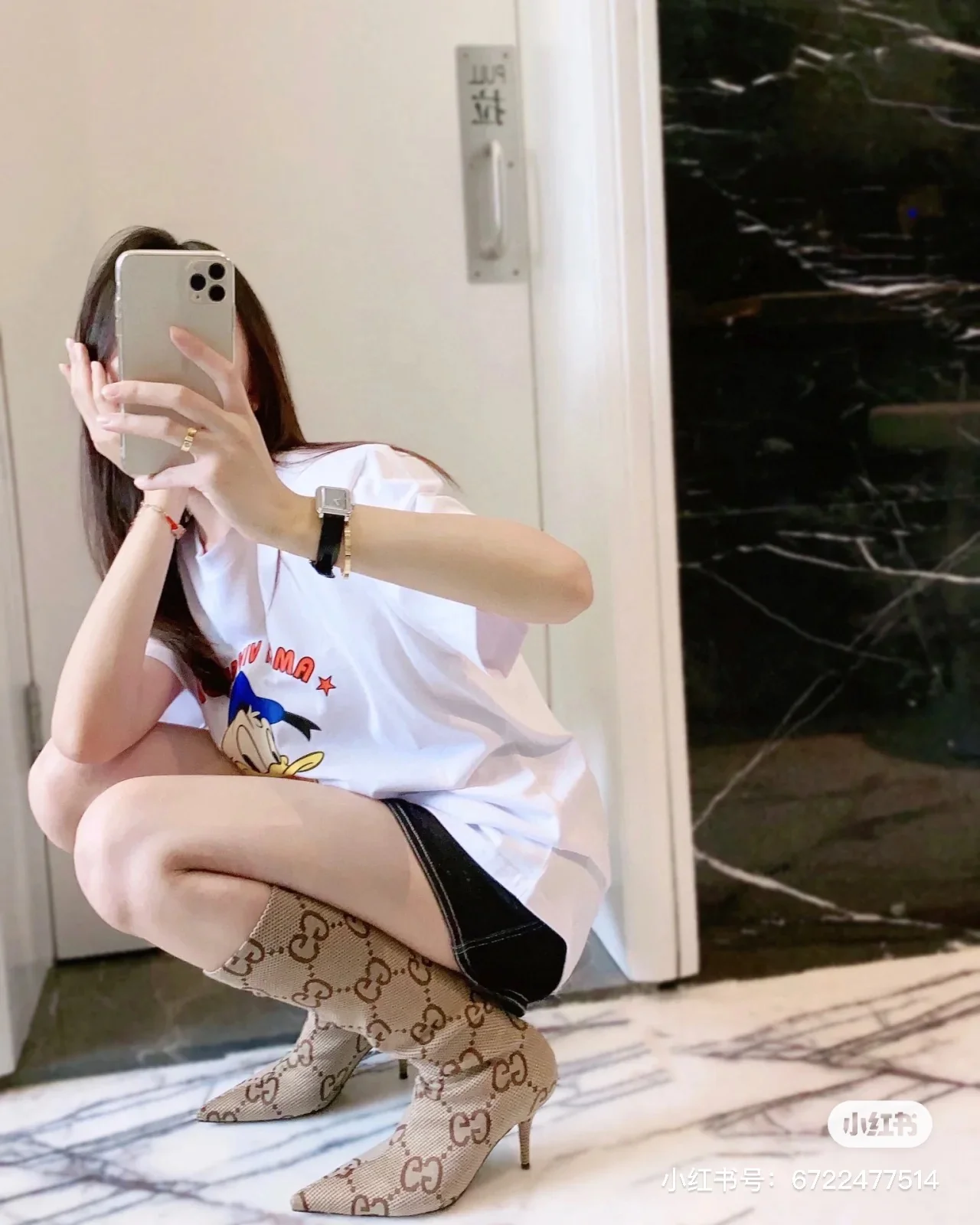 Ботильоны-носки Gucci осень/зима 2022 на шпильке с острым носком — фото в образе.