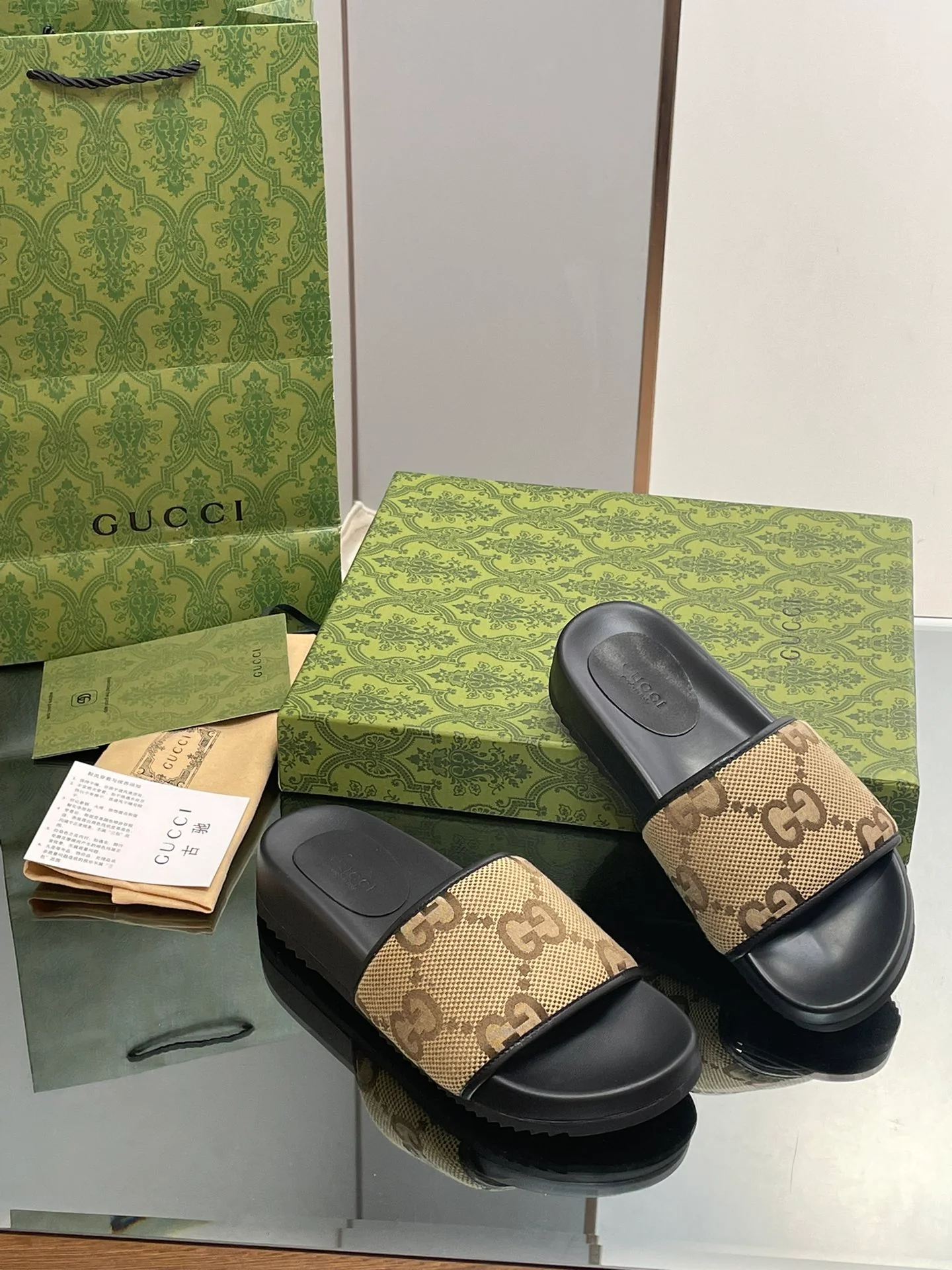 Новинка сезона осень/зима 2023 от Gucci - мюли с монограммой.