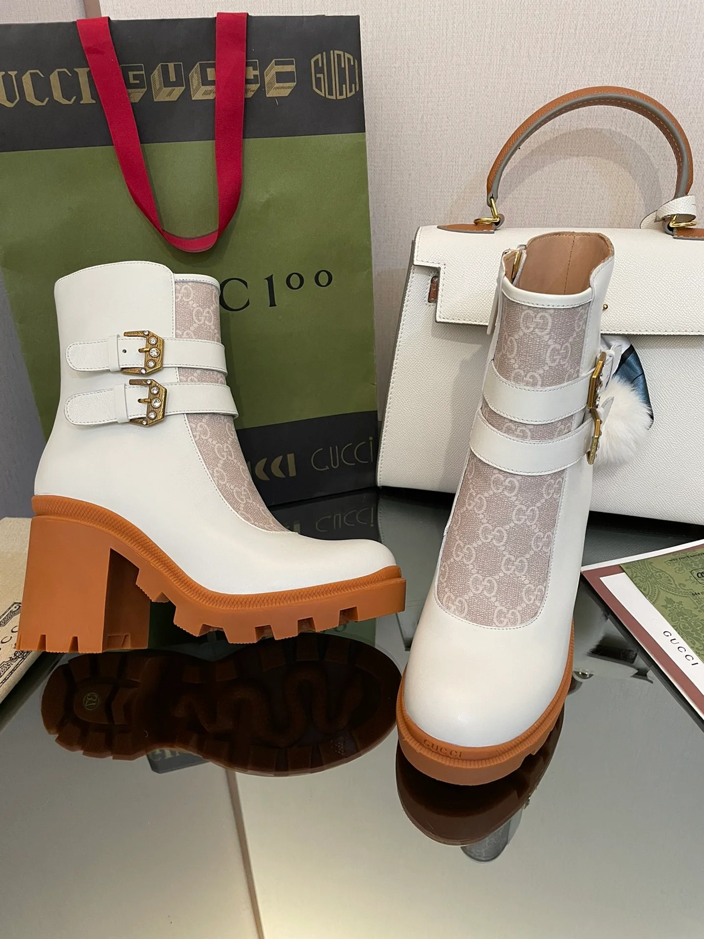 Ботинки Valen V на платформе с монограммой, до середины икры, белые.