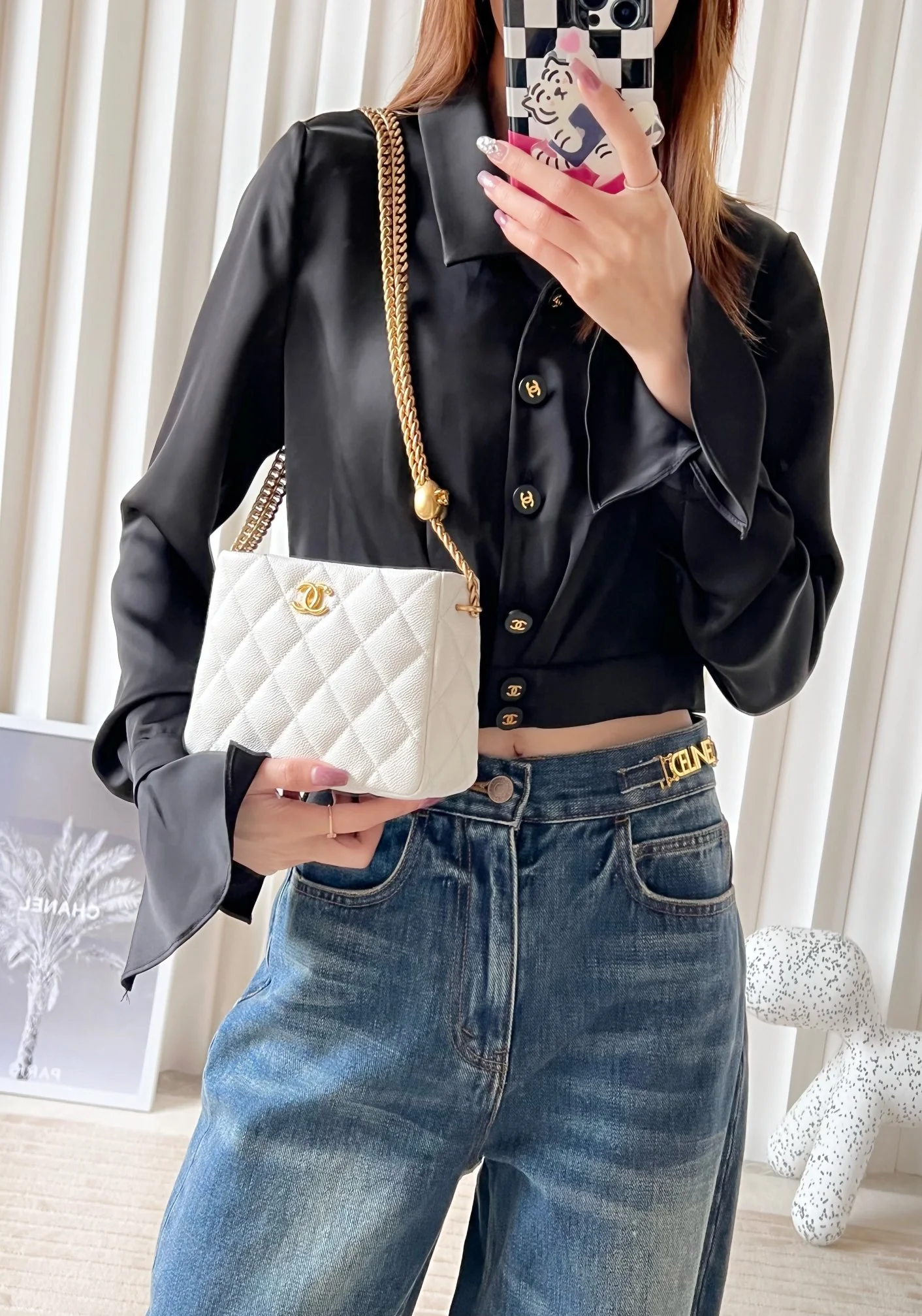 Новинка коллекции Chanel Весна/Лето 2023 - Сумка-хобо в форме сердца (маленькая) - Белая - Фотографии сумки на себе.