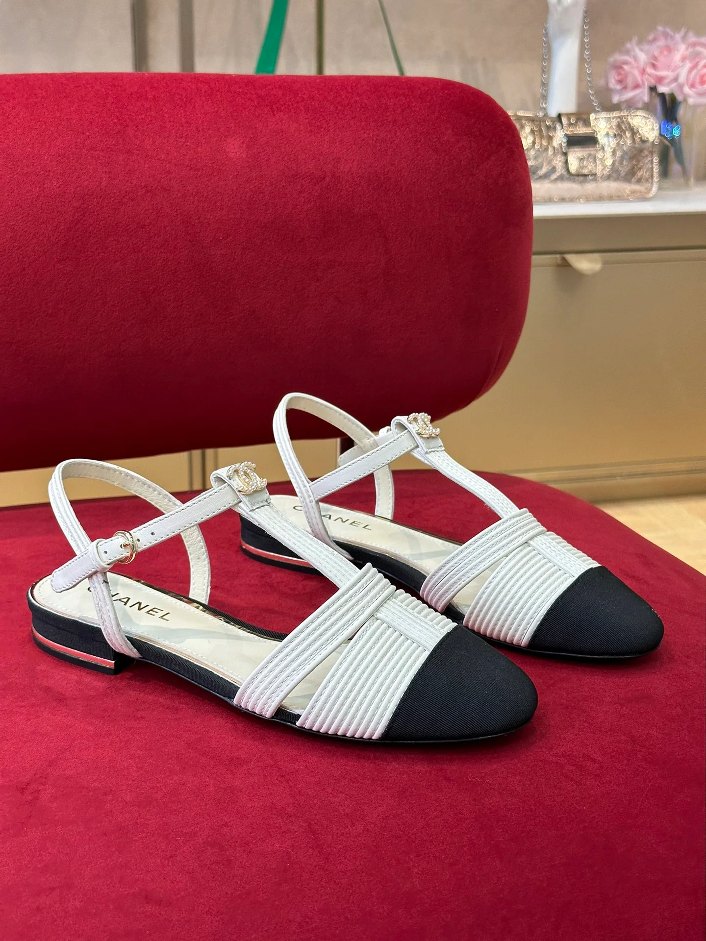 Новинка сезона весна/лето 2023 от Chanel - сандалии из овечьей кожи с лоскутным узором.