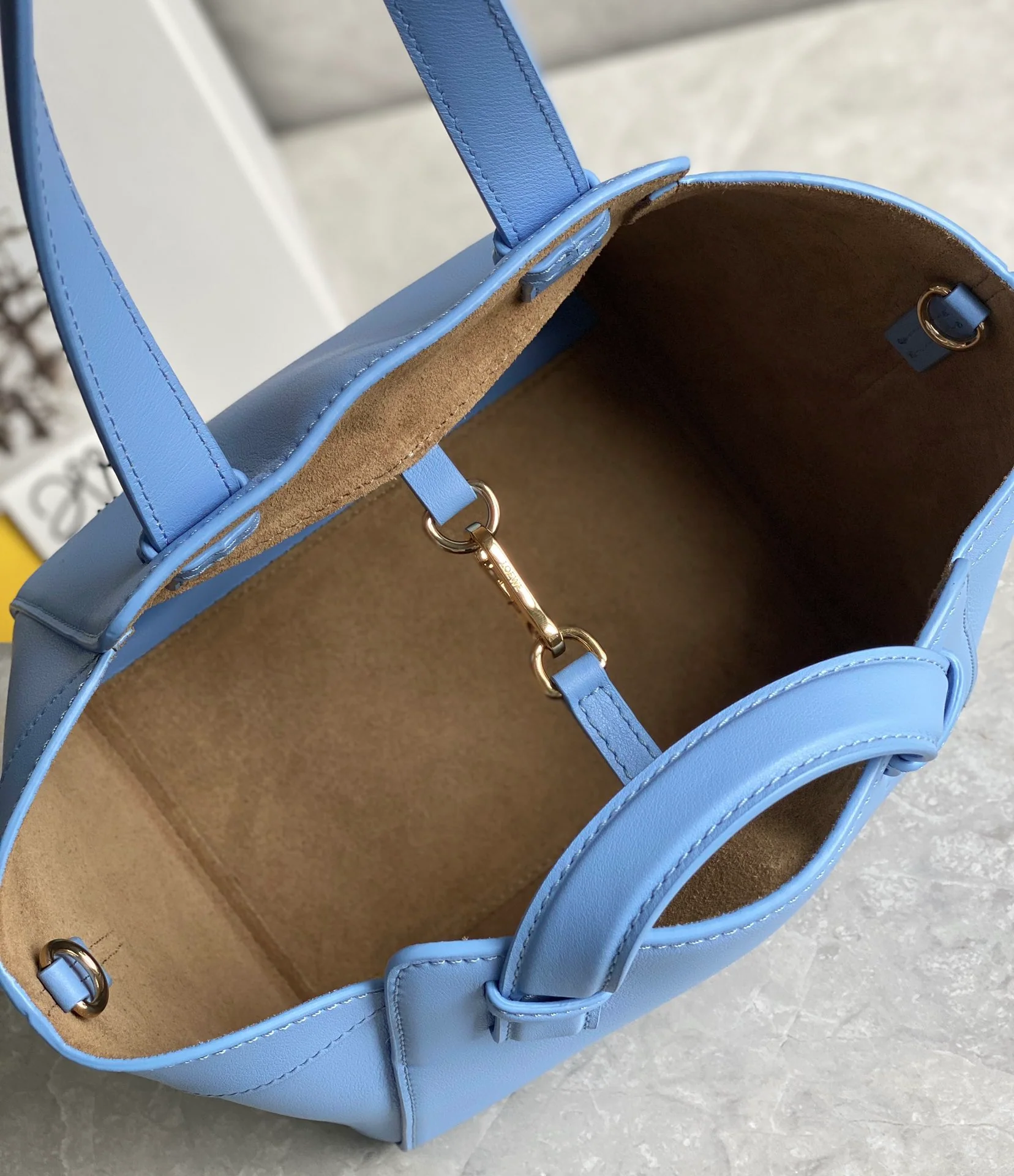 Сумка-гамак Loewe Hammock Nugget Bag - светло-голубая.