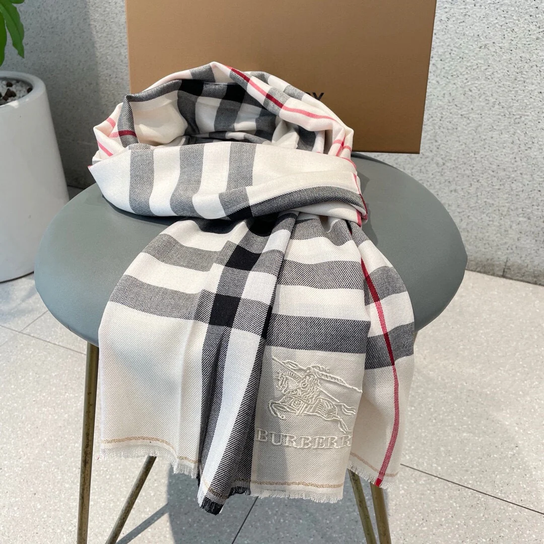 Классический клетчатый шарф Burberry 2024 года