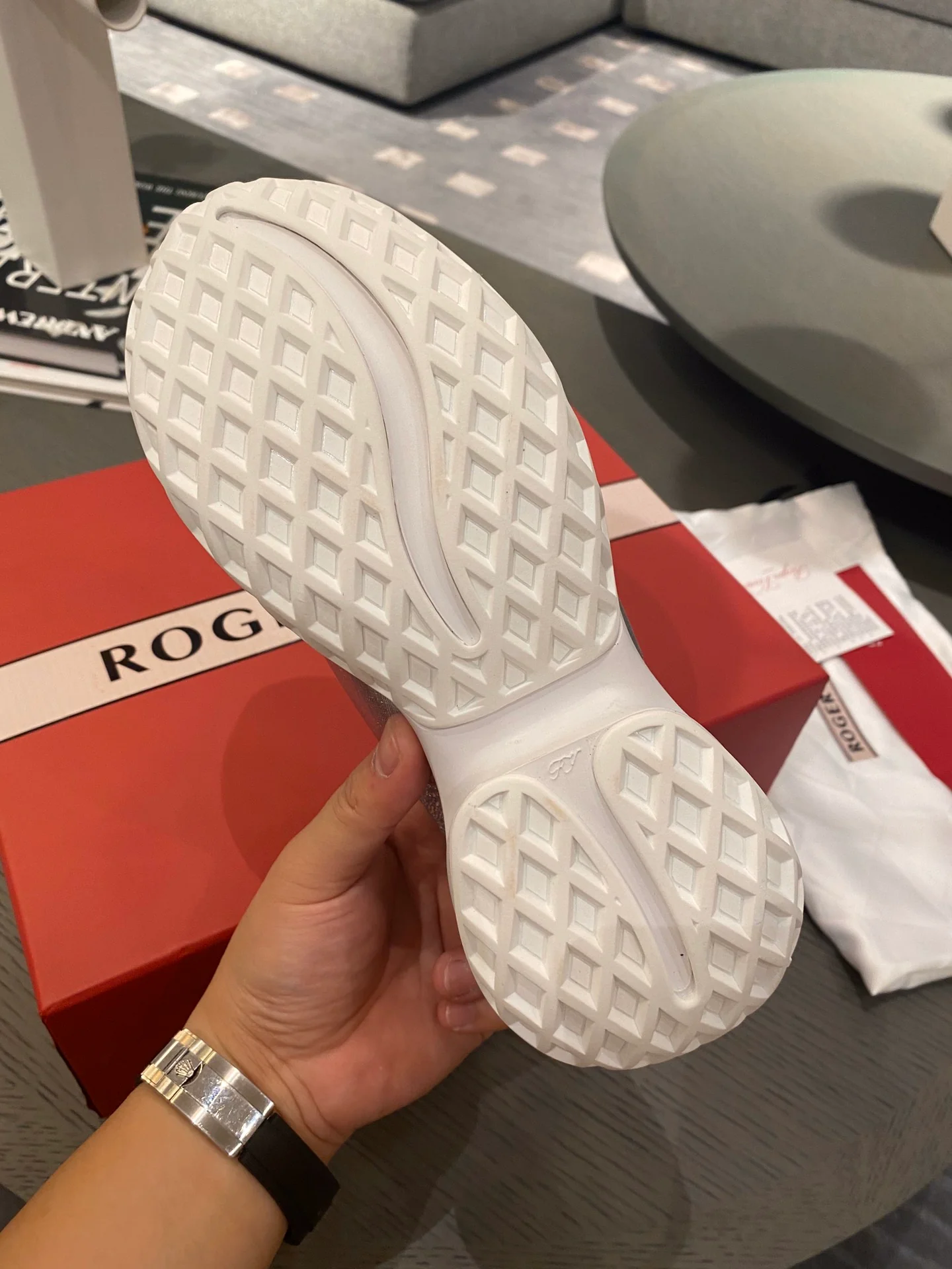 Кроссовки с пряжкой и стразами