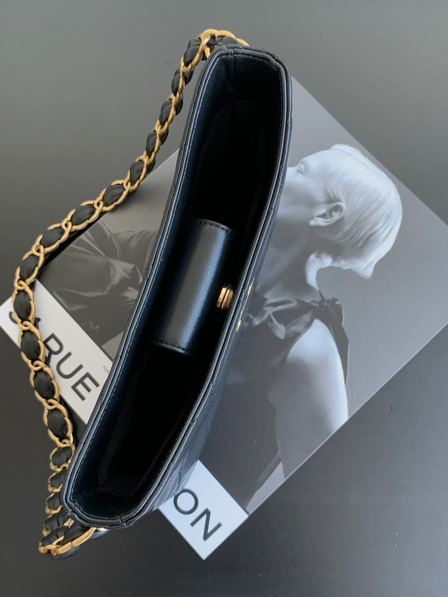 Сумка-хобо Chanel с массивной цепочкой в ??стиле хиппи — черная.