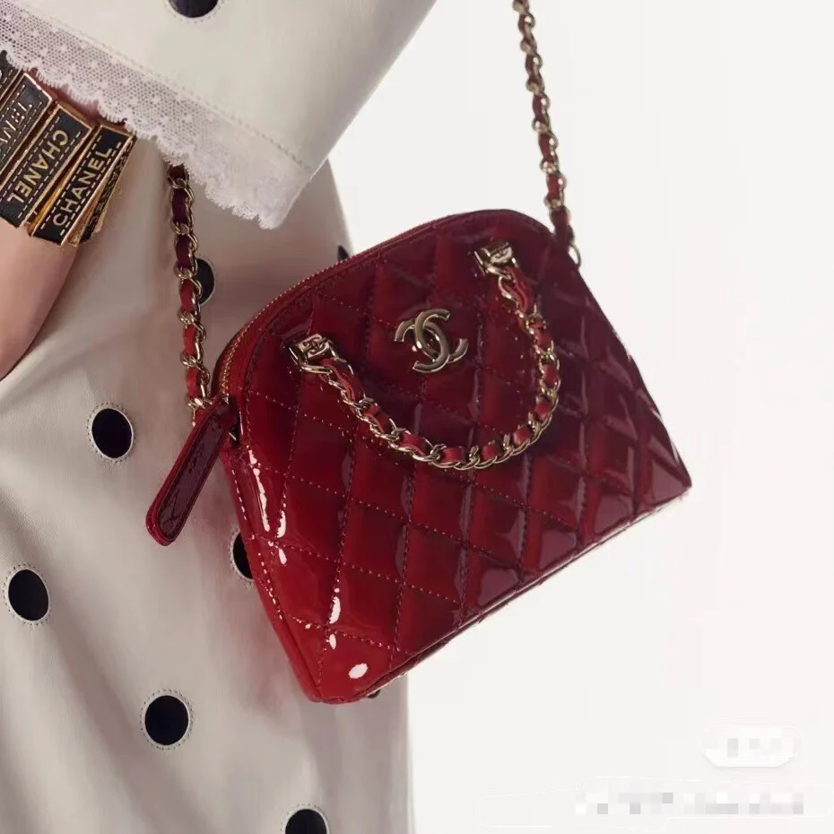 Новинка сезона весна/лето 2023 от Chanel - сумка Shell из лакированной кожи - красная.