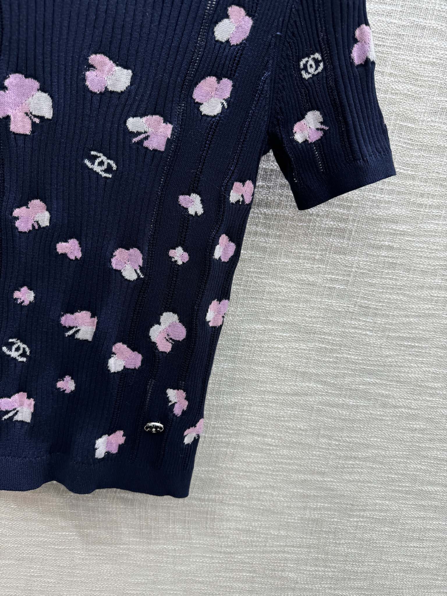 В стиле Chanel - 2403 - Трикотажный топ с короткими рукавами и жаккардовым узором в виде четырехлистного клевера - Черный