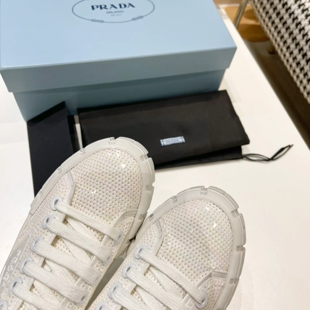 Обувь Prada - кроссовки Prada на платформе с пайетками - белые