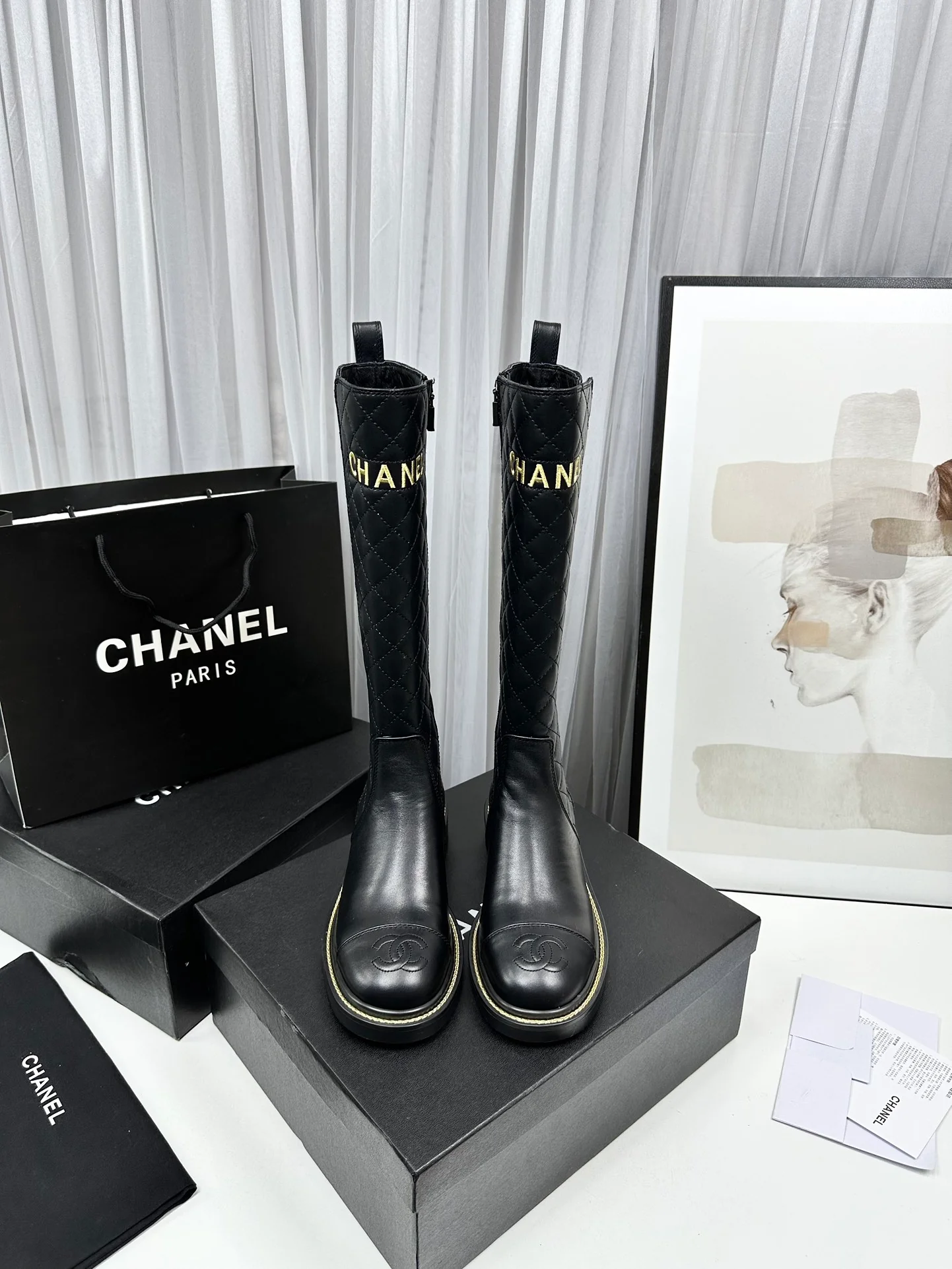 Новинка сезона осень/зима 2023 от Chanel - Стеганые высокие сапоги - Матовый черный