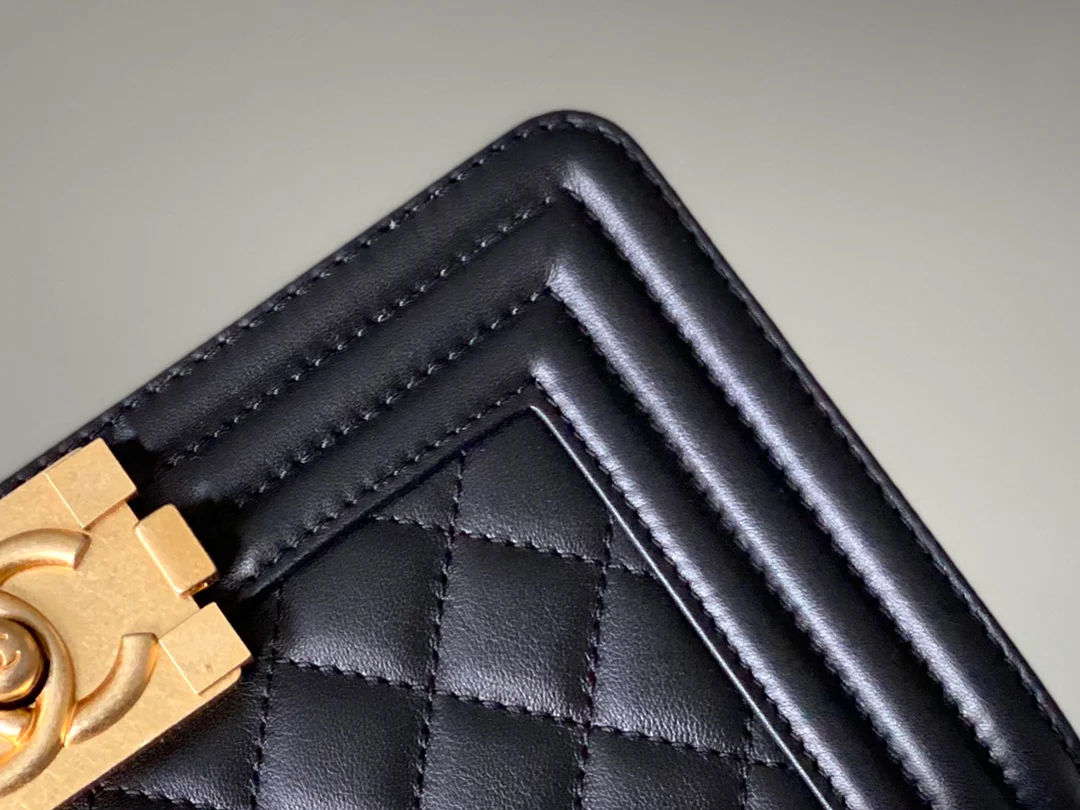 Chanel Le Boy 25 - Черная телячья кожа - Винтажная золотая пряжка