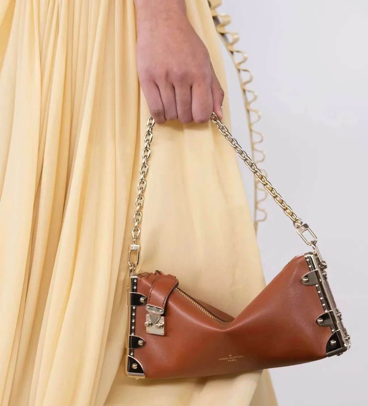 m25445-LV-slim-side-trunk chain bag-brown