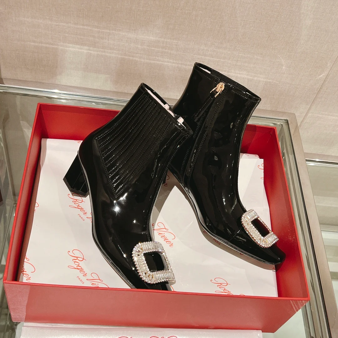 Обувь RV - Ботильоны на низком каблуке, украшенные стразами.