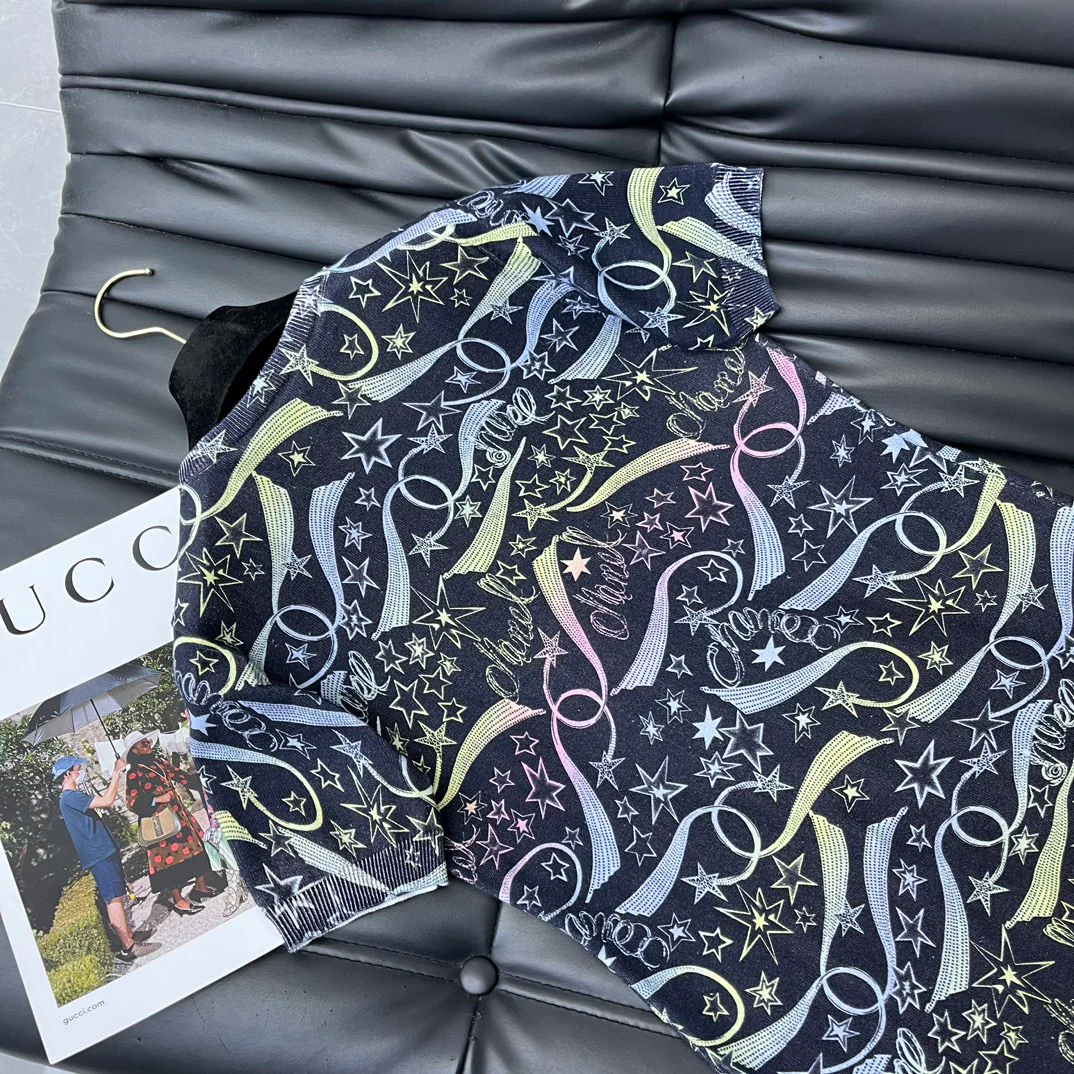 Платье Chanel 2403 Comet Collection из трикотажа с принтом и короткими рукавами.