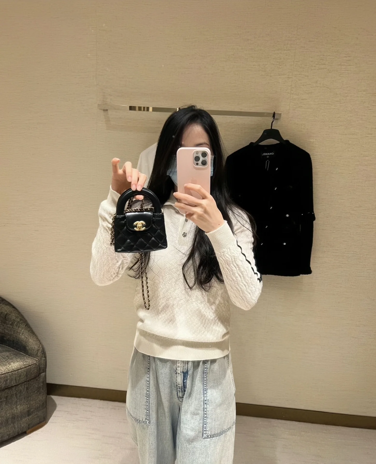 Миниатюрная сумочка Chanel Kelly на цепочке, черная.