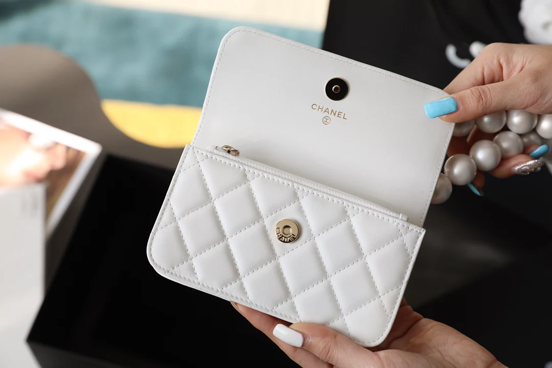 Маленькая сумочка Chanel с жемчужной цепочкой
