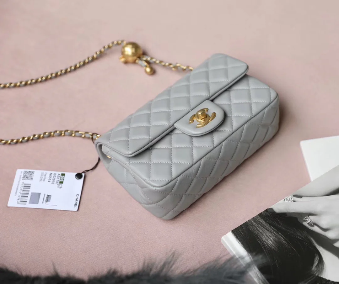 Chanel - Золотая сумка-клапан с шариком из углеродного волокна - Серая